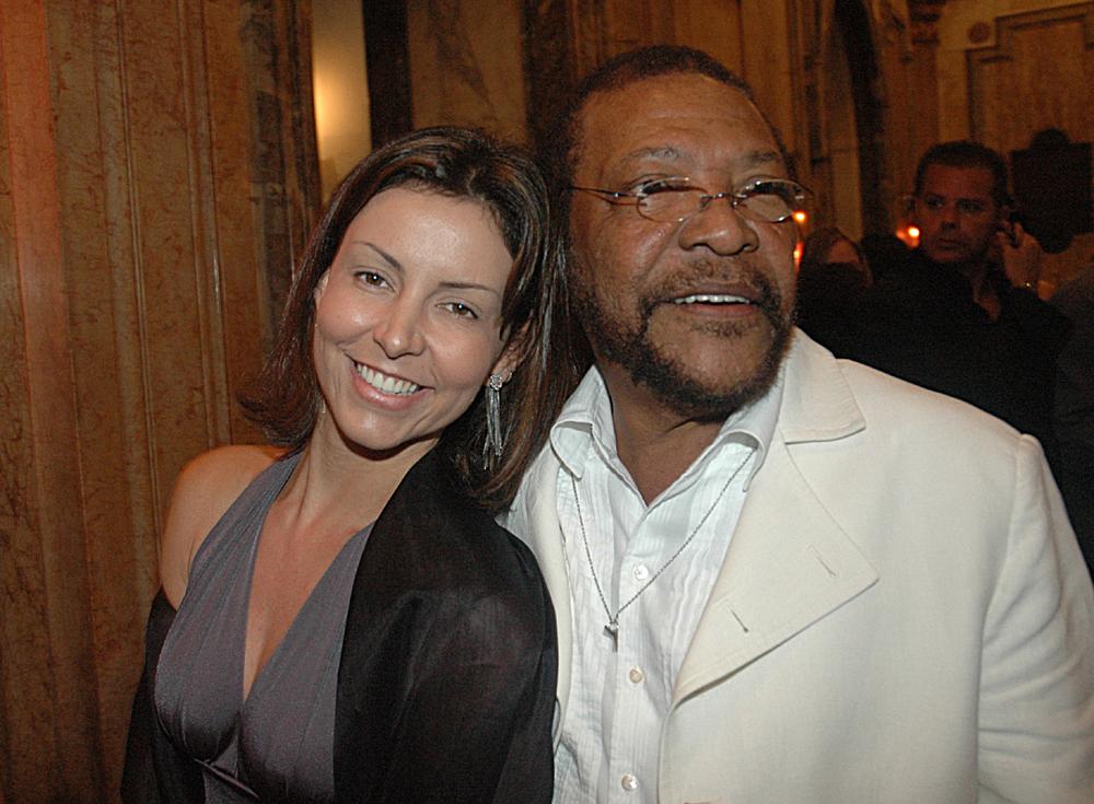 Casais famosos com diferença de idade absurda: alguns passam dos 50 anos e você nem imagina quem revistapazes.com - Casais famosos com diferença de idade absurda: alguns passam dos 50 anos e você nem imagina quem