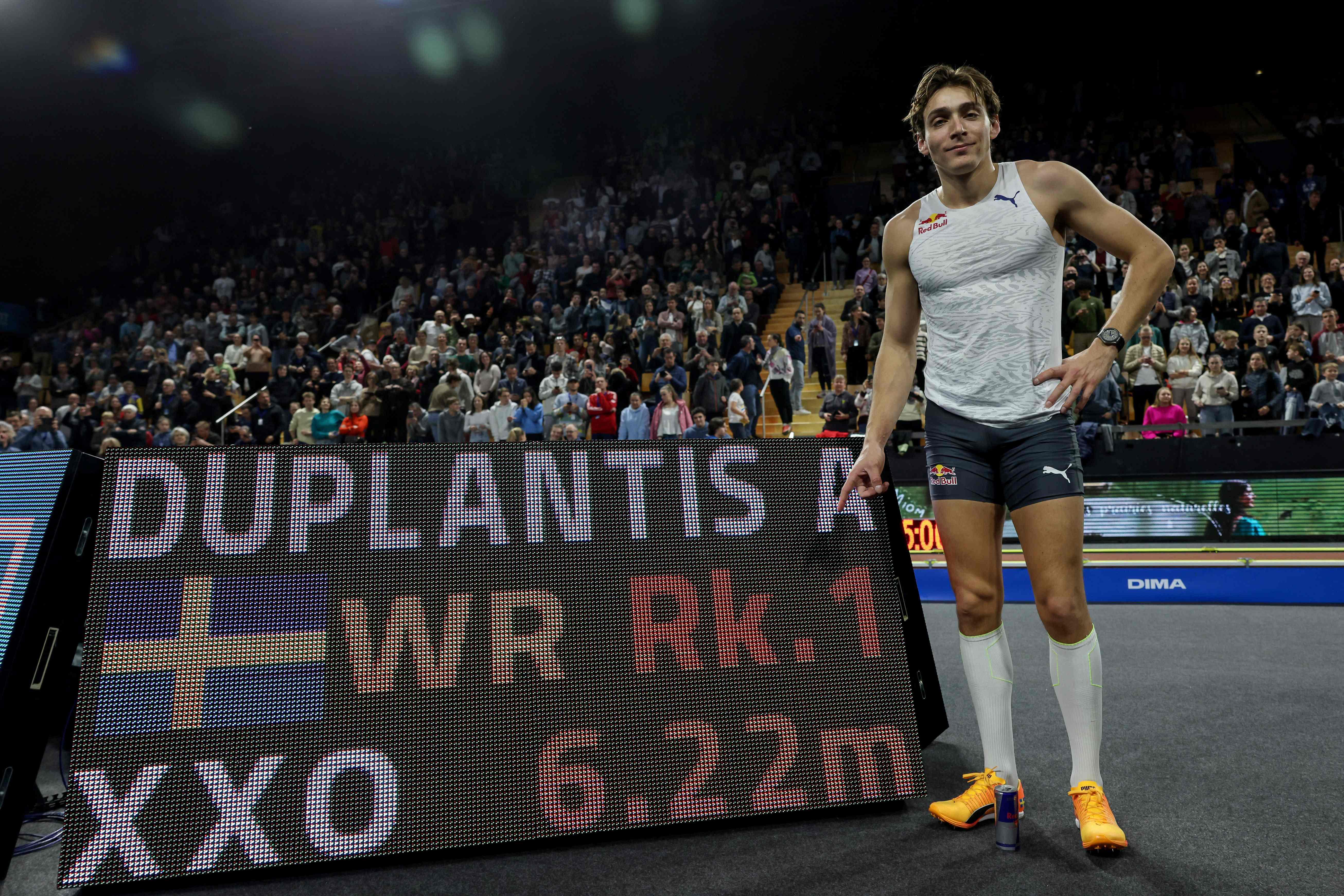 Armand Duplantis quebra recorde e é campeão mundial de salto com vara