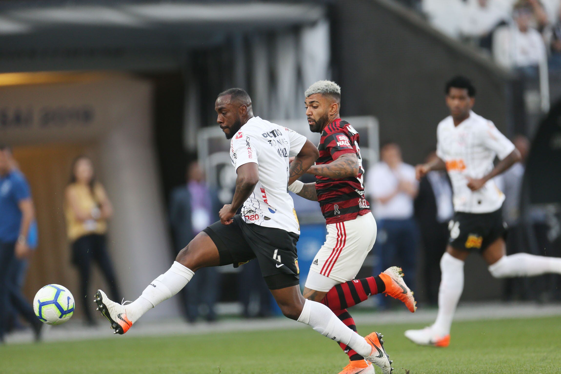 Corinthians sai atrás, mas arranca empate contra o Flamengo em