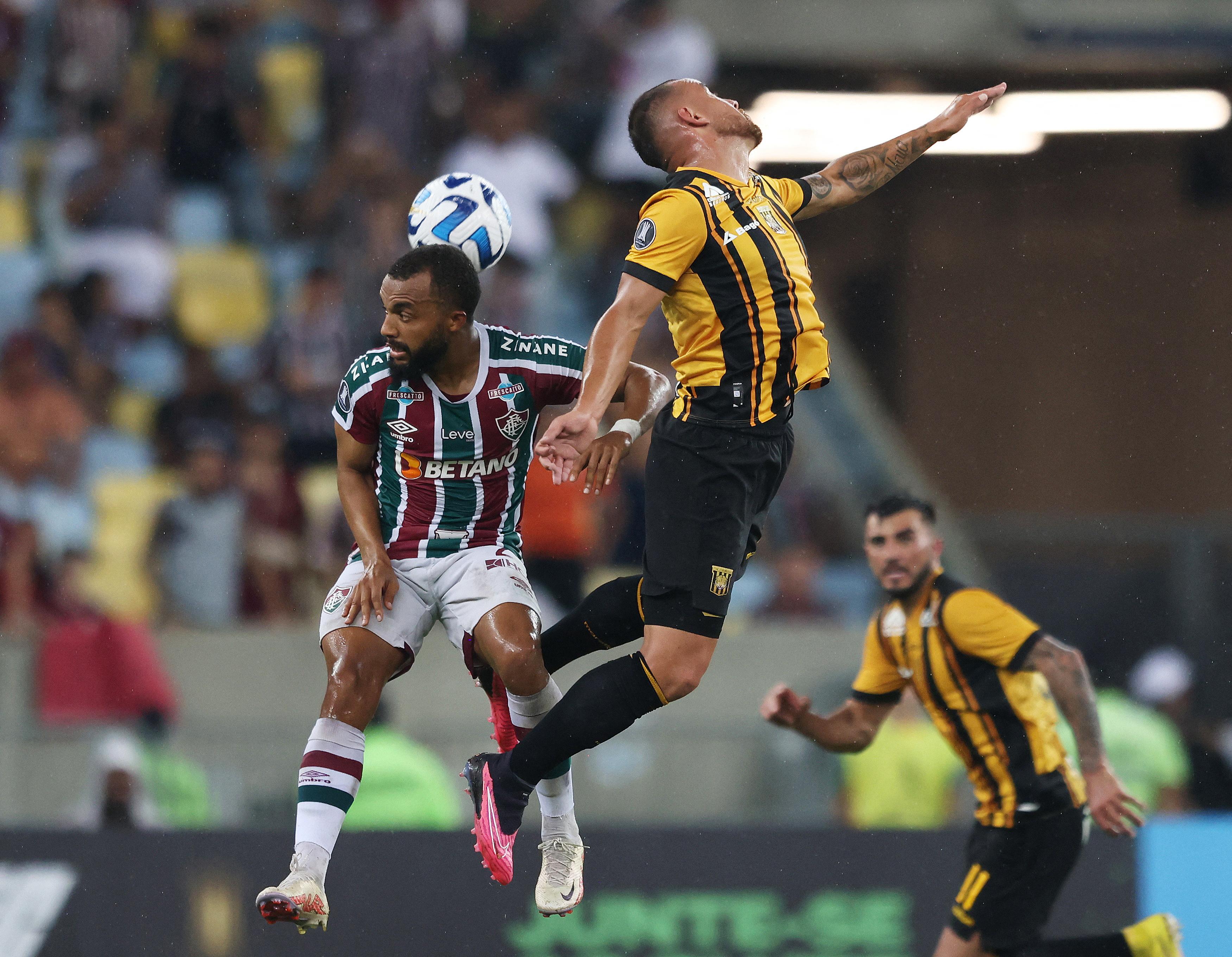 Fluminense joga em ritmo de treino, bate The Strongest e lidera