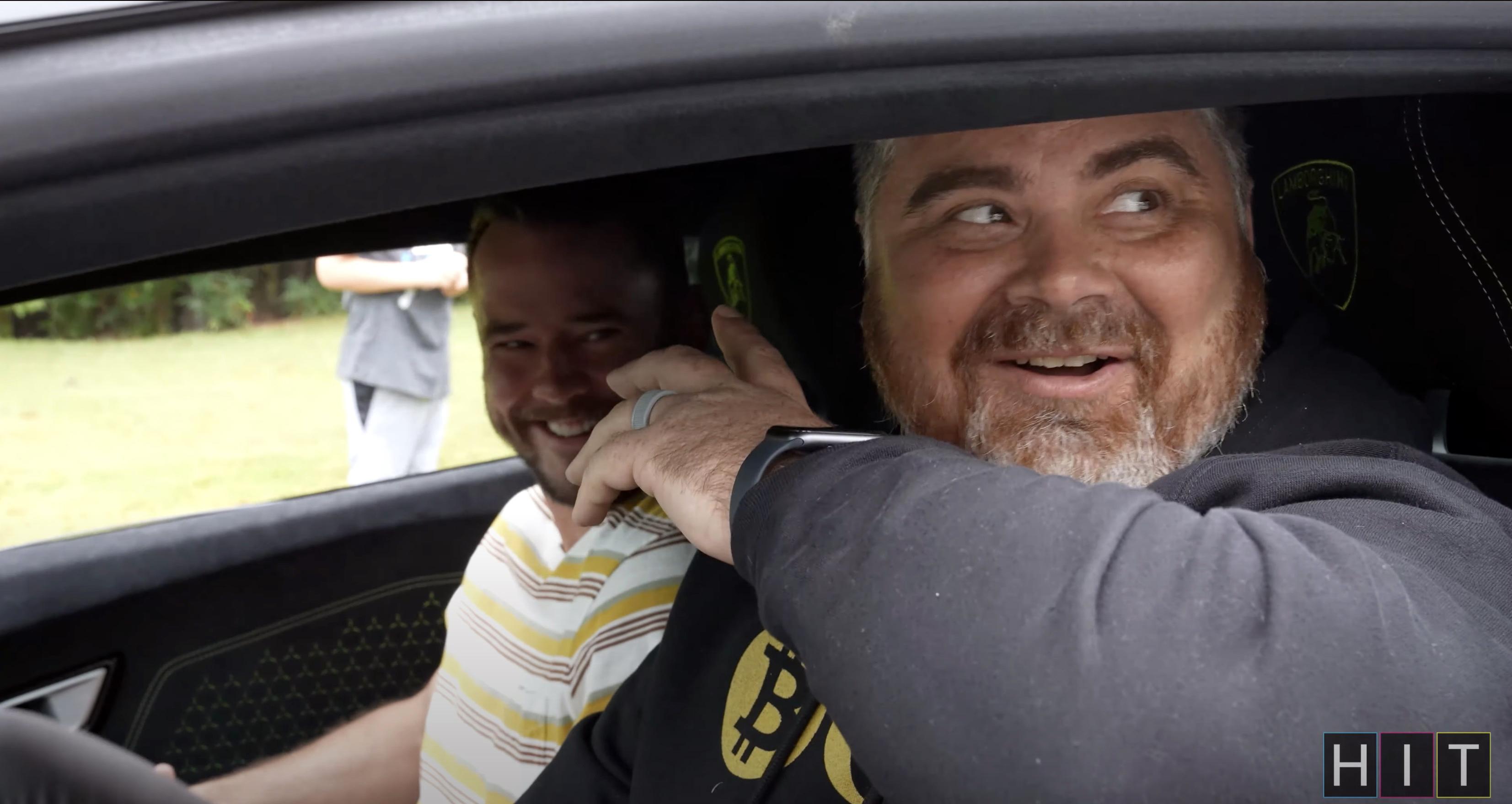 Conheça a história do youtuber que perdeu o casamento, os seguidores e uma  Lamborghini - Estadão