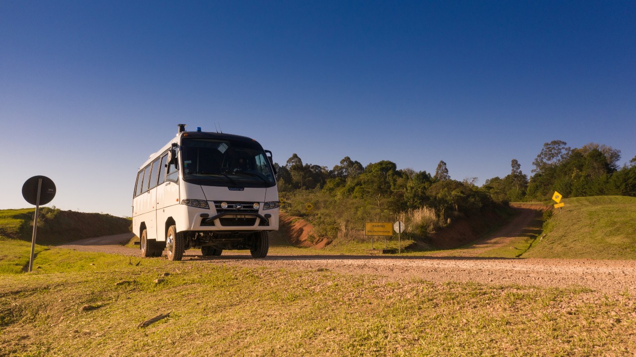 Teste: ônibus Volare Attack 8 4x4 vai bem no fora de estrada - Estadão