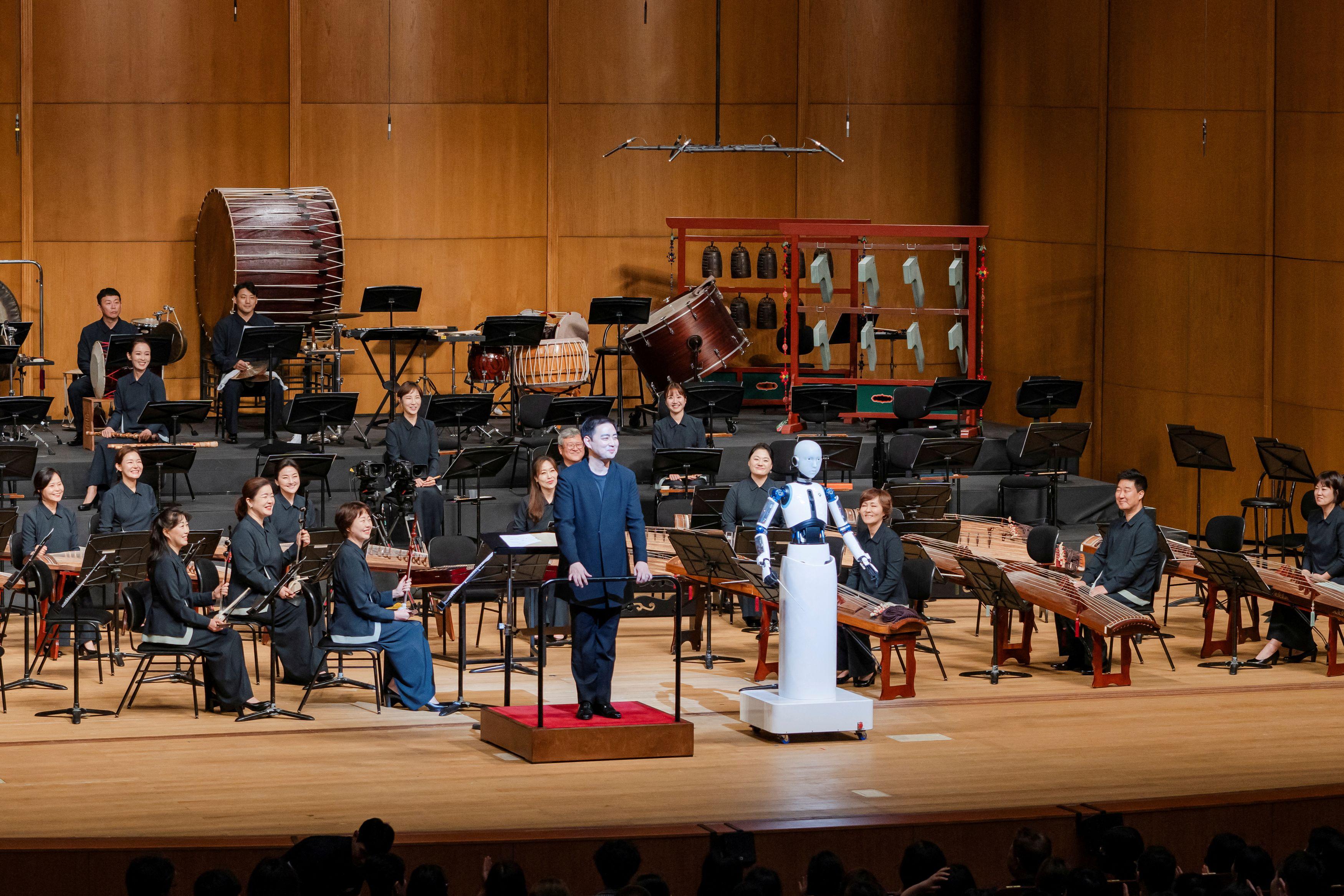 Robô maestro rege orquestra nacional na Coreia do Sul; vídeo