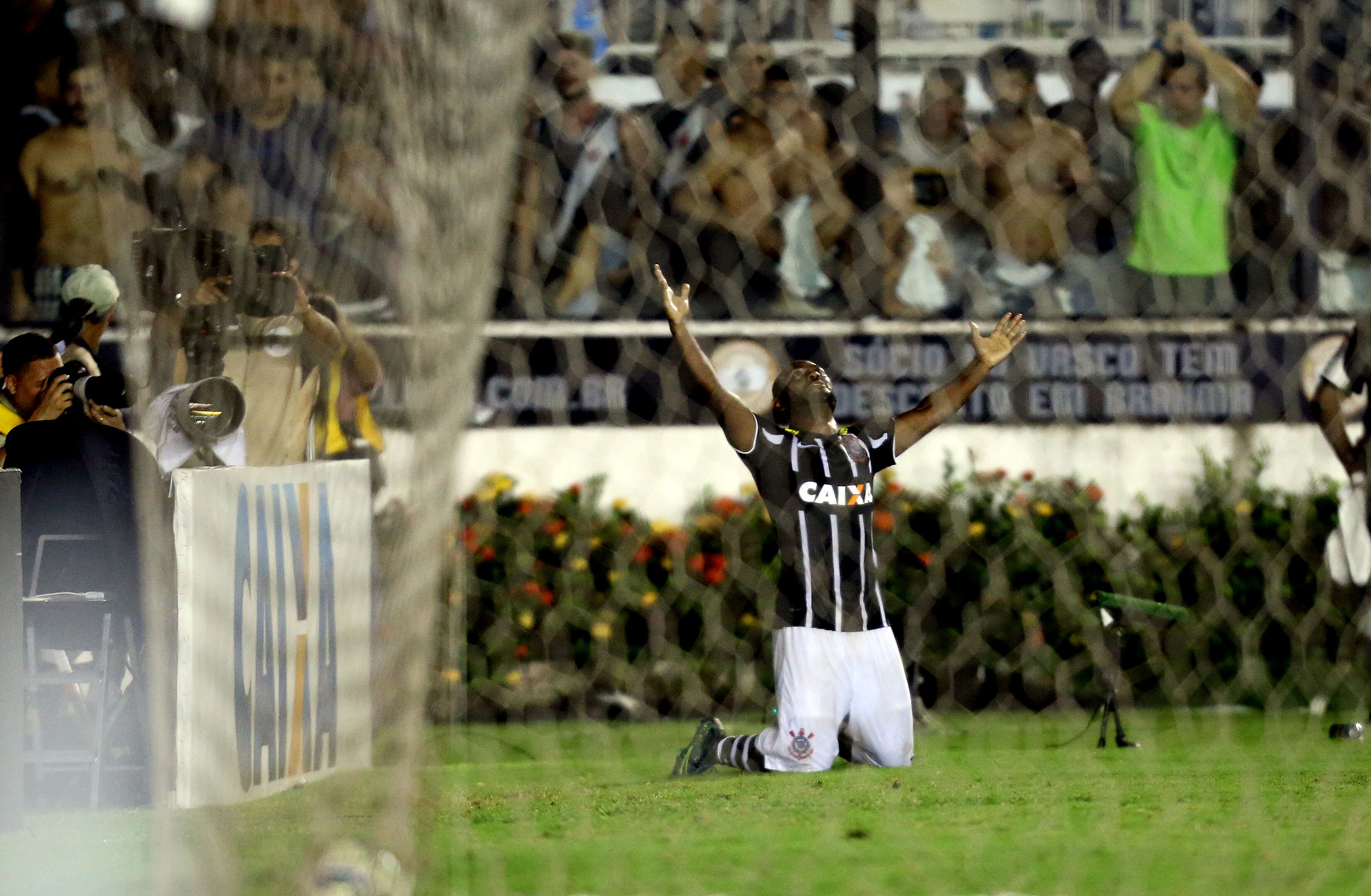 Jadson ponto para bater escanteio durante jogo contra o