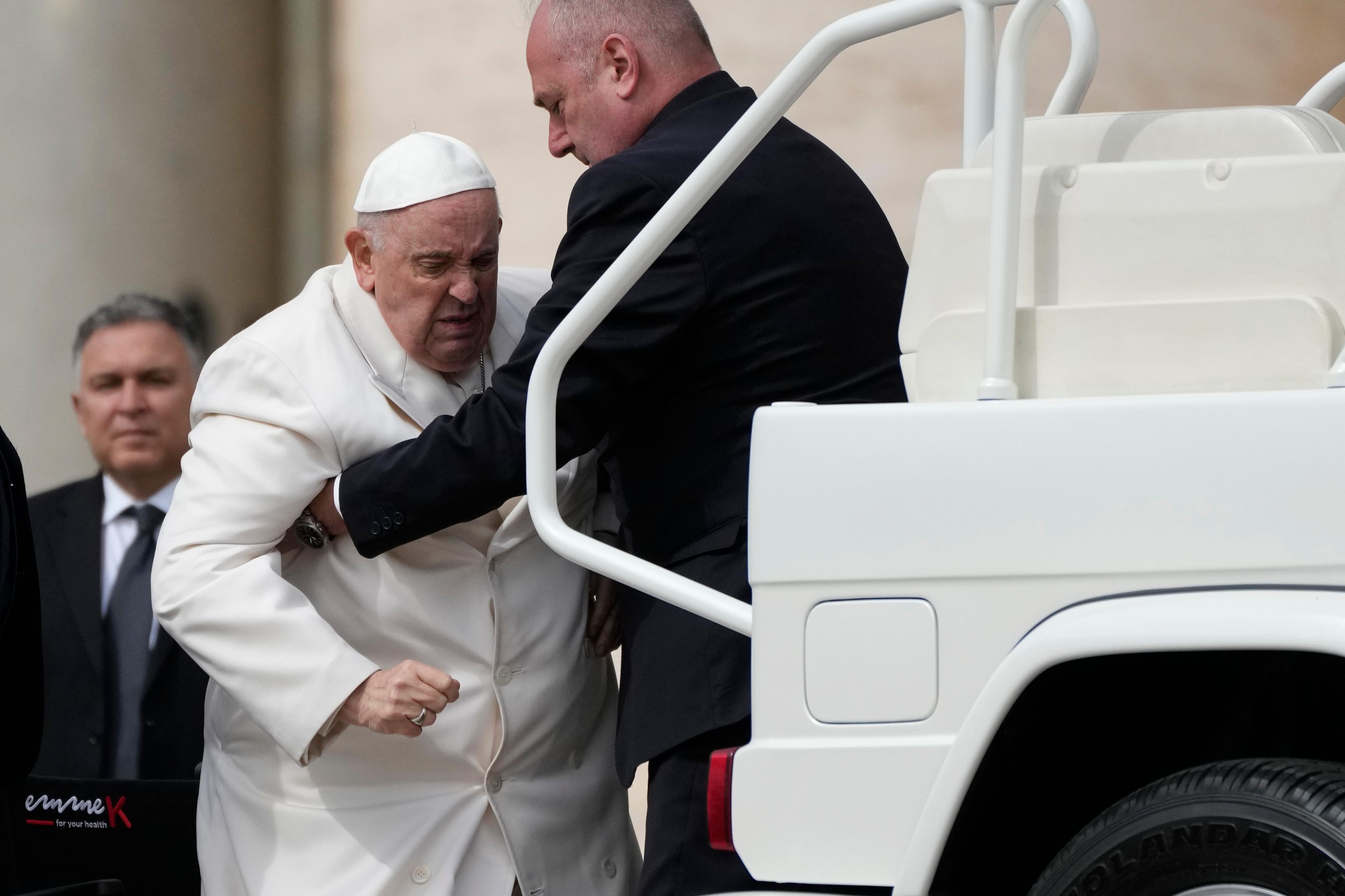 Papa Francisco é internado com infecção respiratória