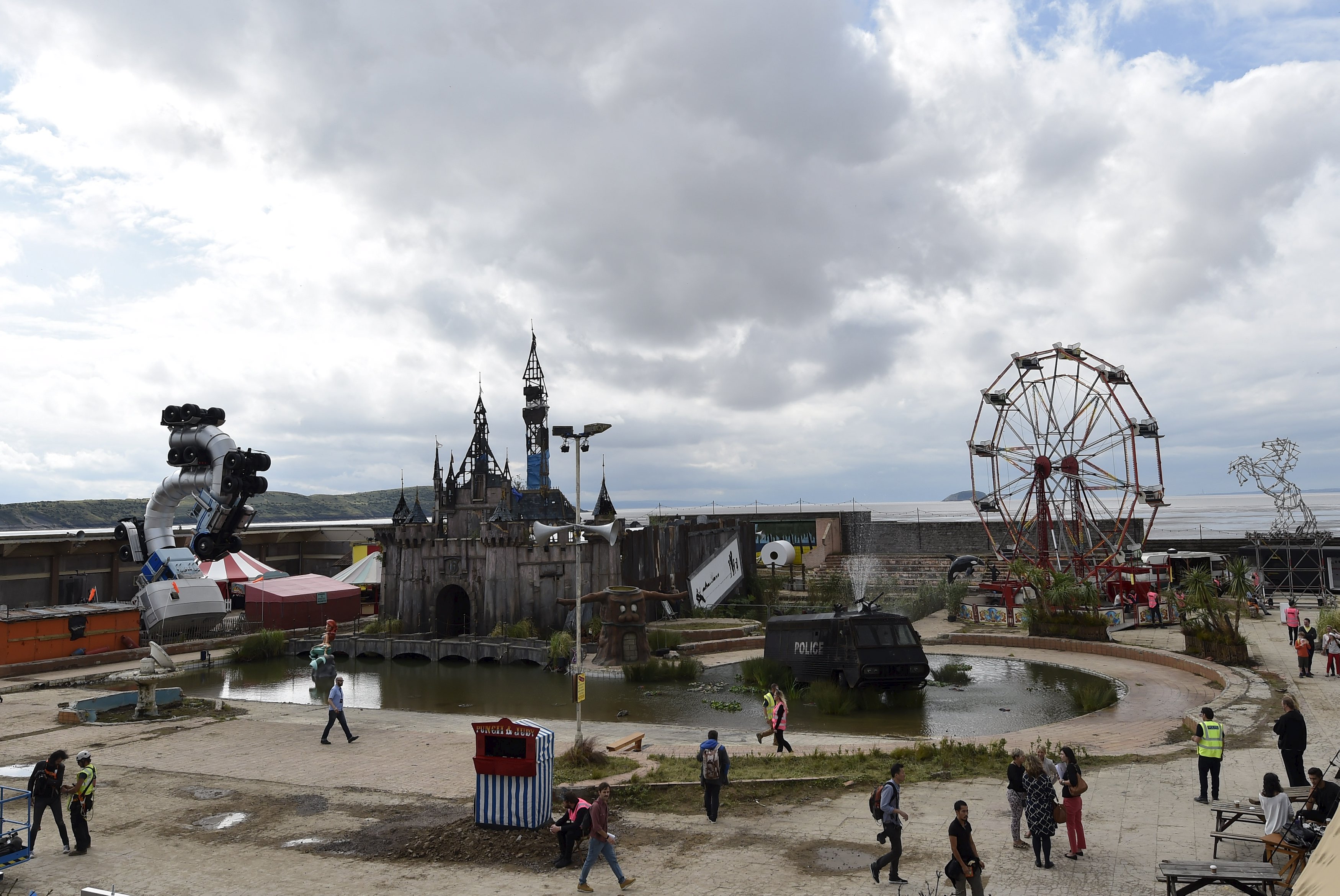 Banksy inaugura a Dismaland, um 'parque temático para anarquistas