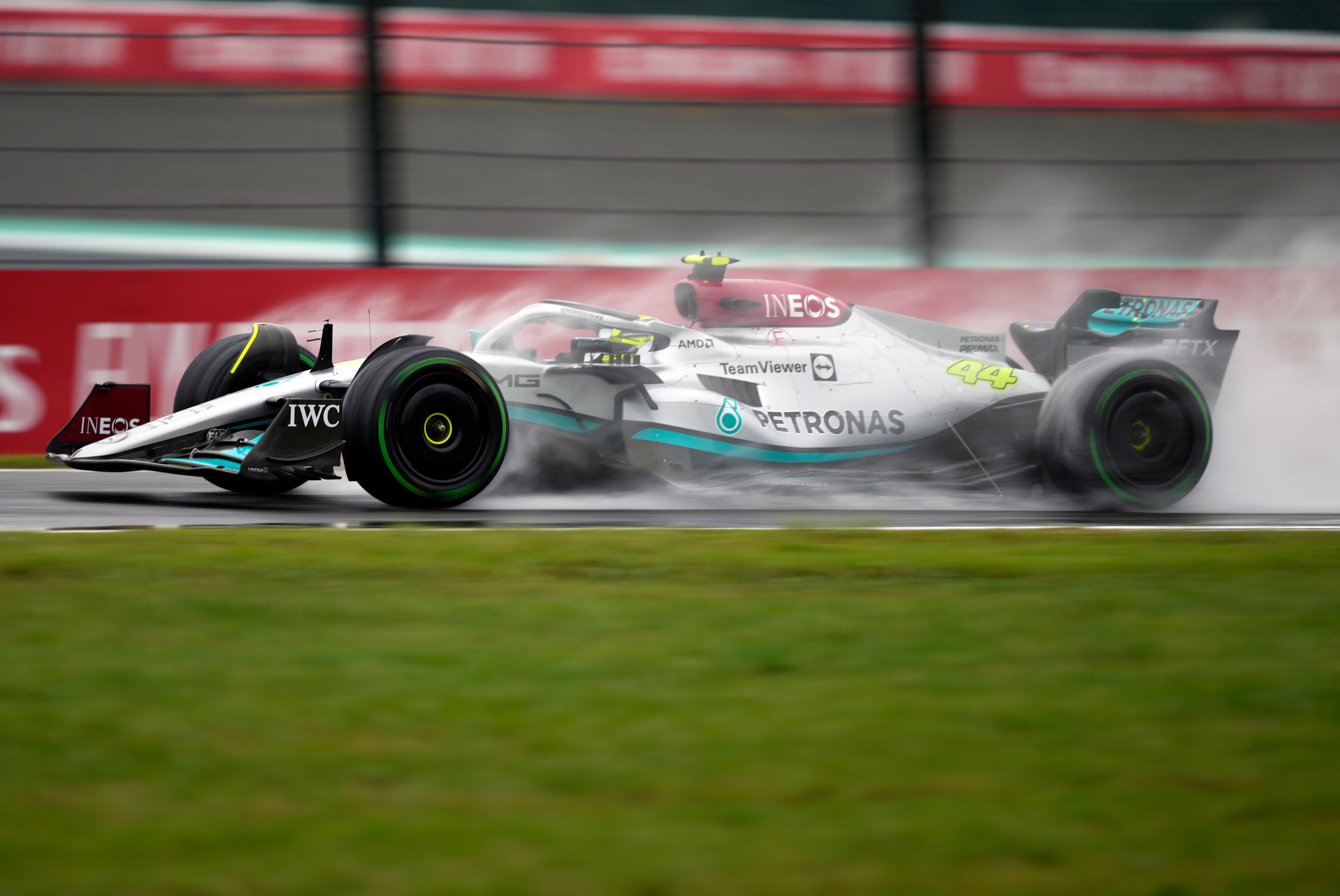 F1: sob forte chuva, Hamilton e Russell dominam 2º treino livre do GP do  Japão