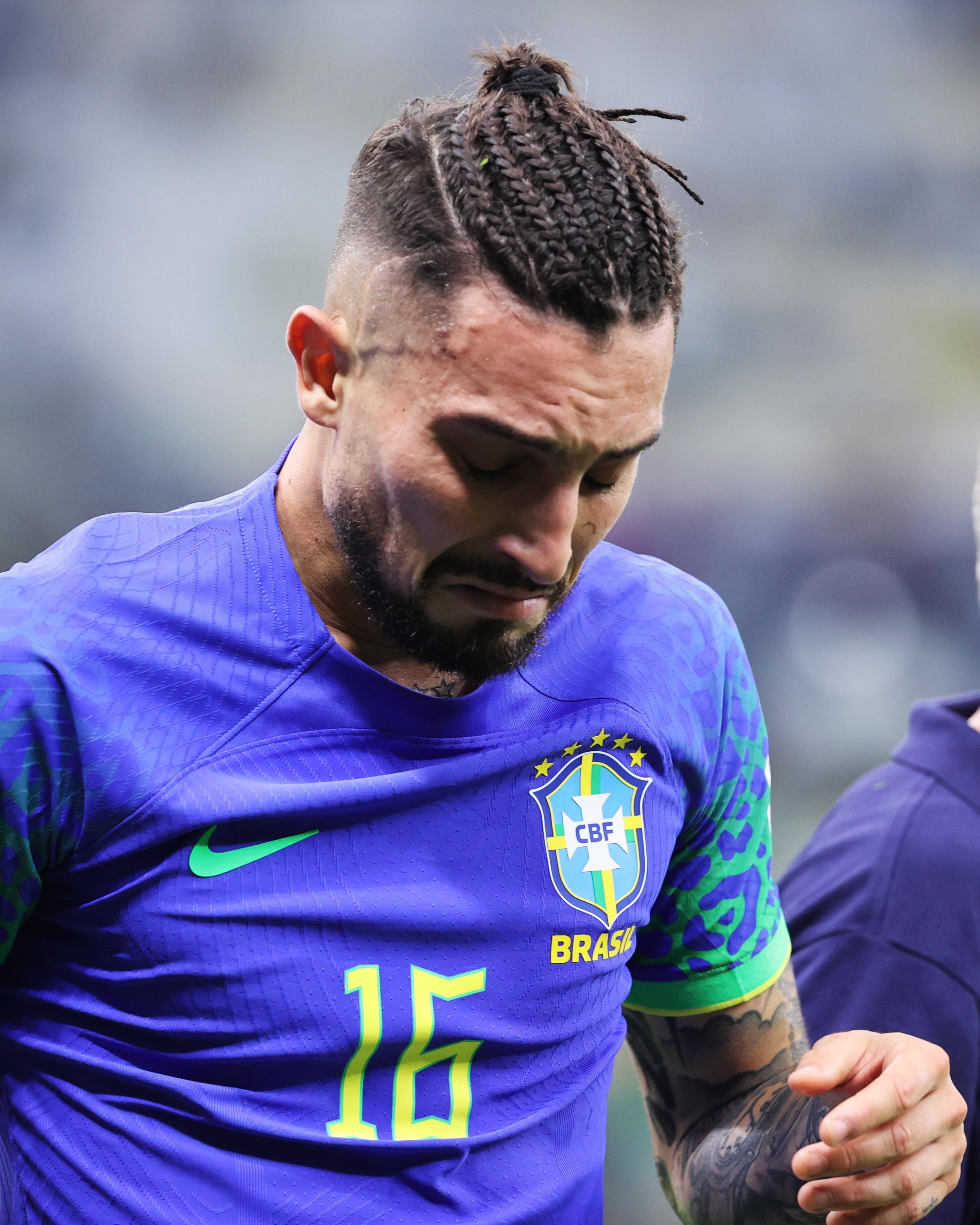 Alex Telles sai chorando de Brasil x Camarões após choque com adversário, seleção brasileira