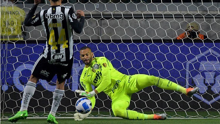 Não pega pênalti? Weverton tem grande média na marca da cal