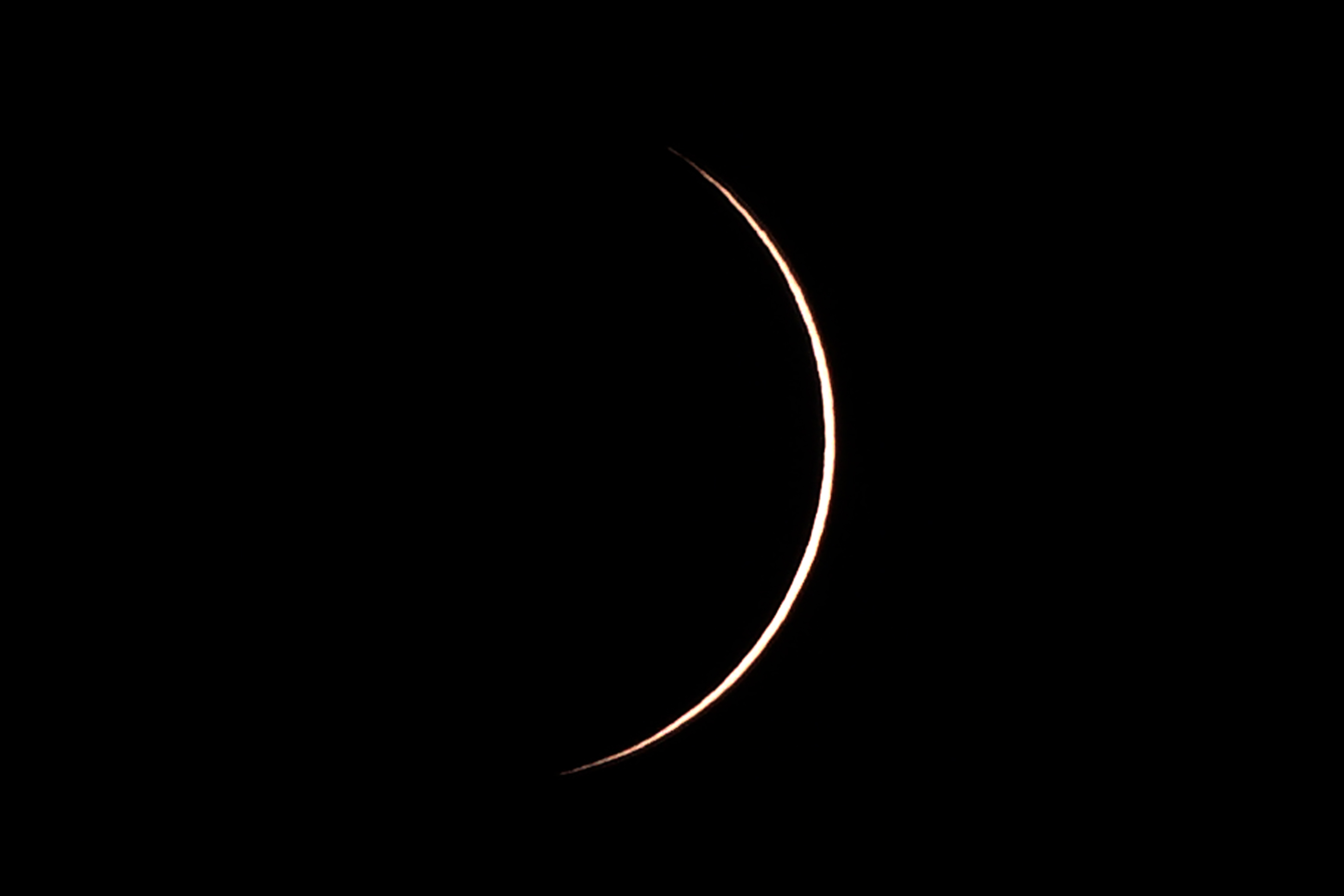 Eclipse solar híbrido: fenômeno raro é observado em países da