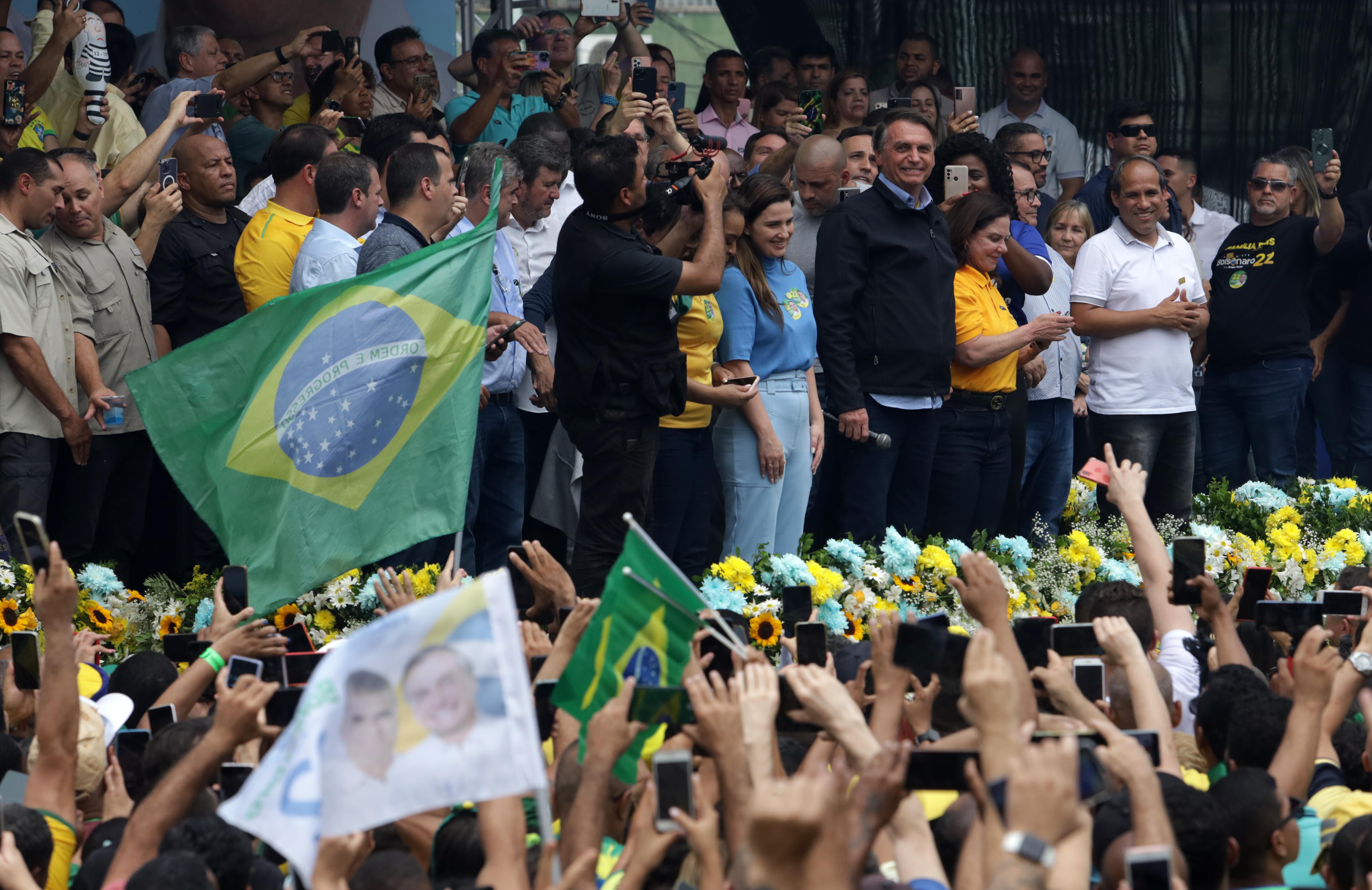 Filha caçula de Bolsonaro vai deixar colégio militar após sofrer