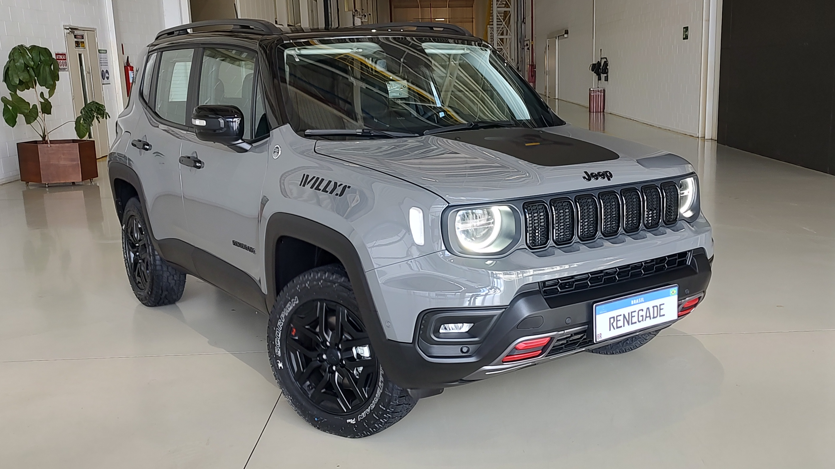 Jeep Renegade ganha série especial de 10 anos de produção no