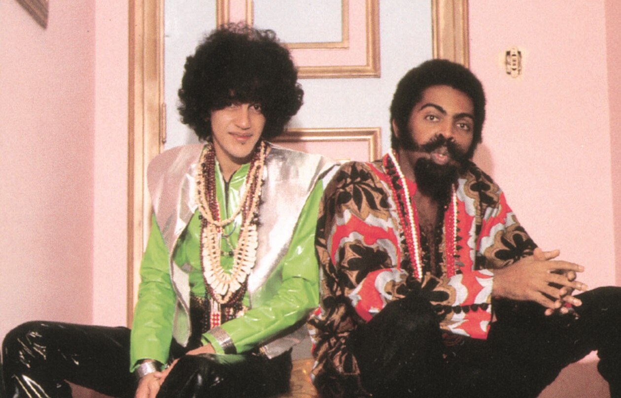 Caetano Veloso e Gilberto Gil juntos no palco, no final dos anos 60, representando a força da Tropicália.