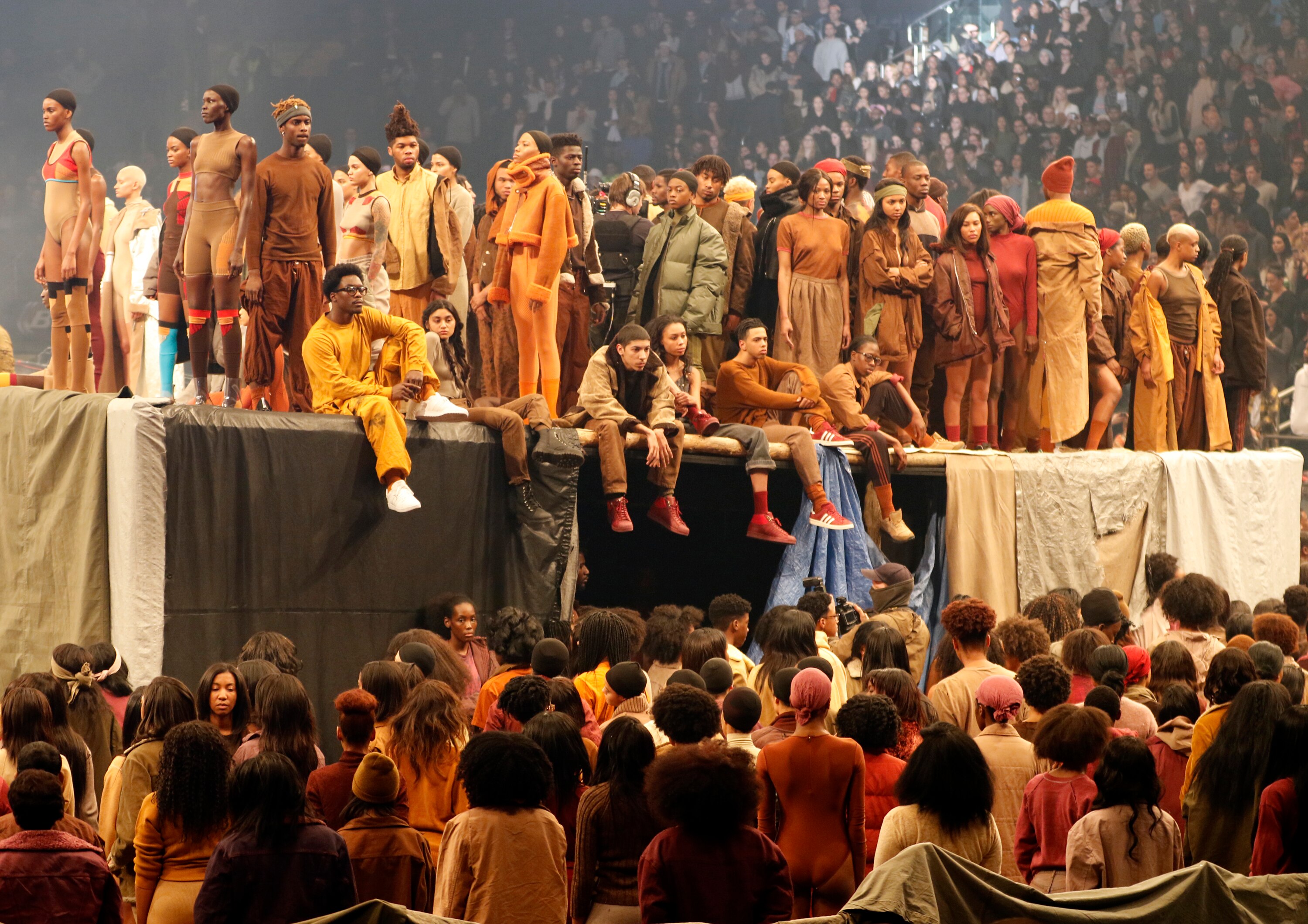 Kanye West causa polêmica com desfile e lançamento de álbum - Estadão
