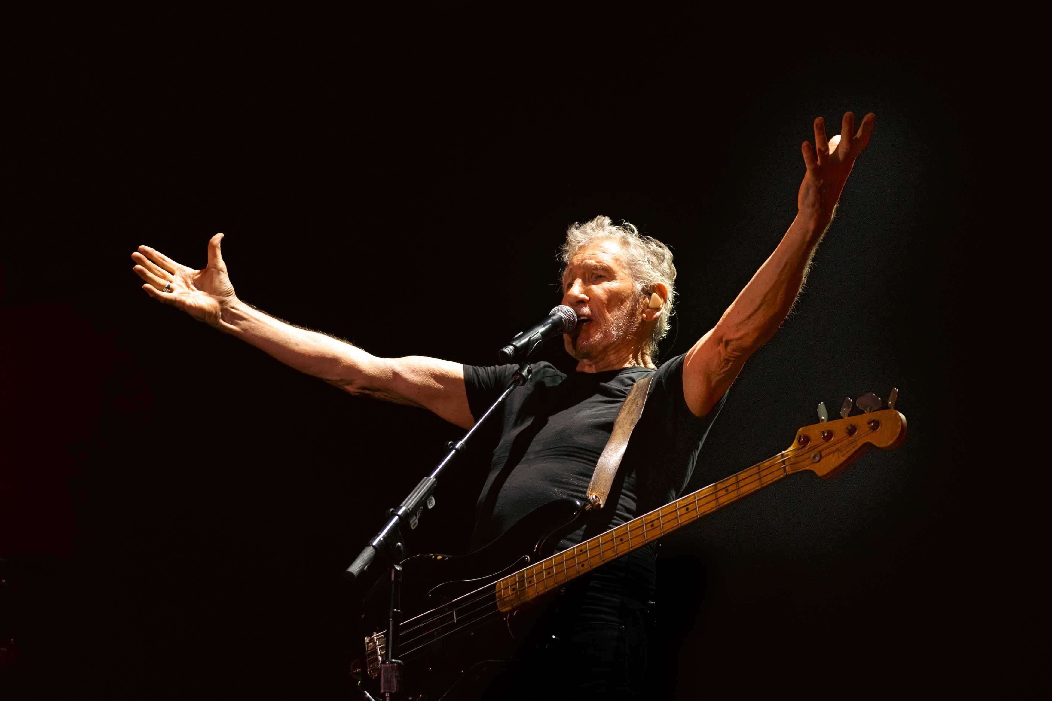 Roger Waters: hotel colombiano cancela reserva após acusação de