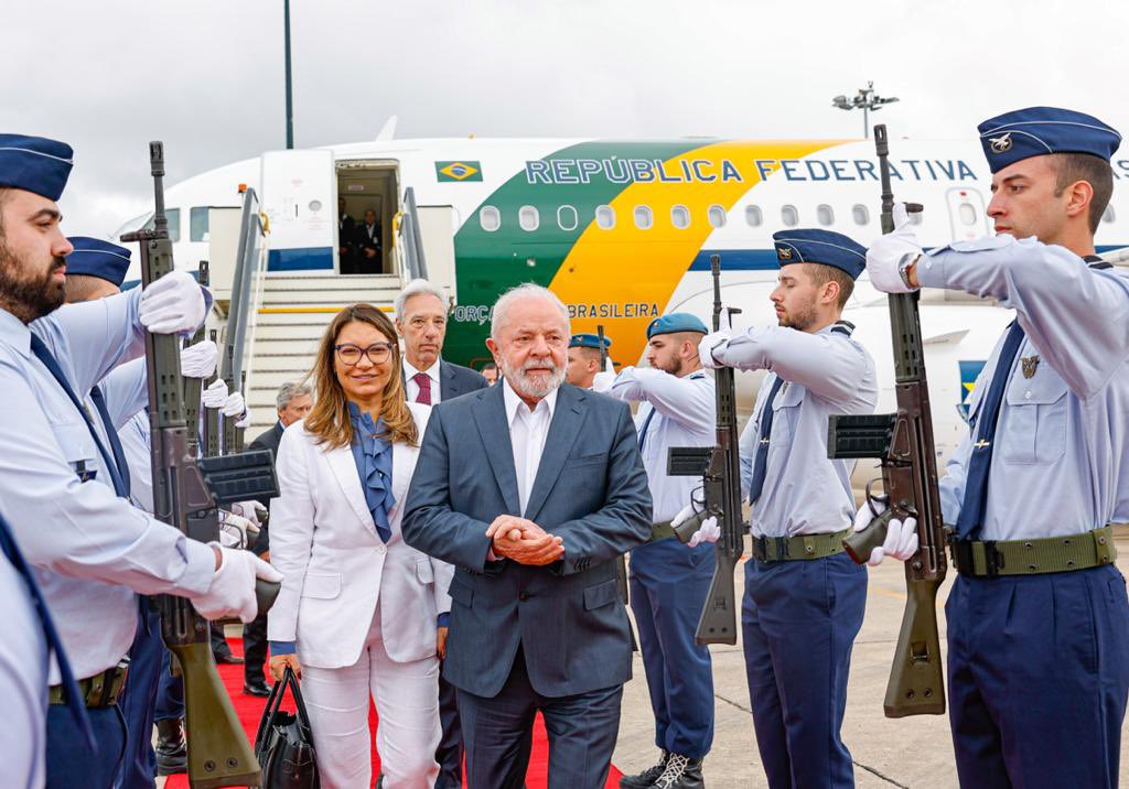 Lula exige avião com sala de reunião, escritório pessoal e suíte para  casal; veja quanto custará - Estadão