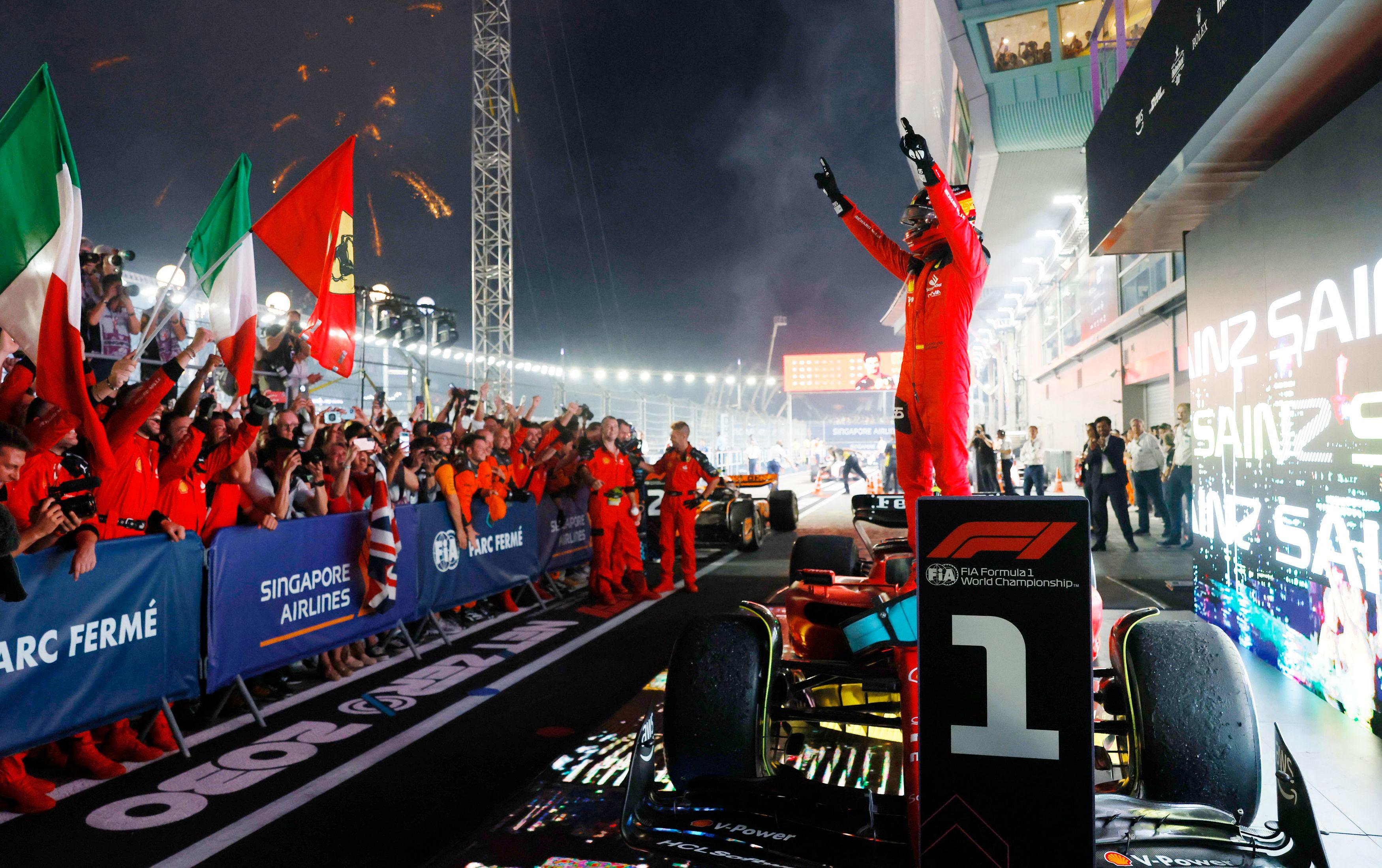 Sainz desbanca Red Bull e vence GP da Singapura; Hamilton vai ao