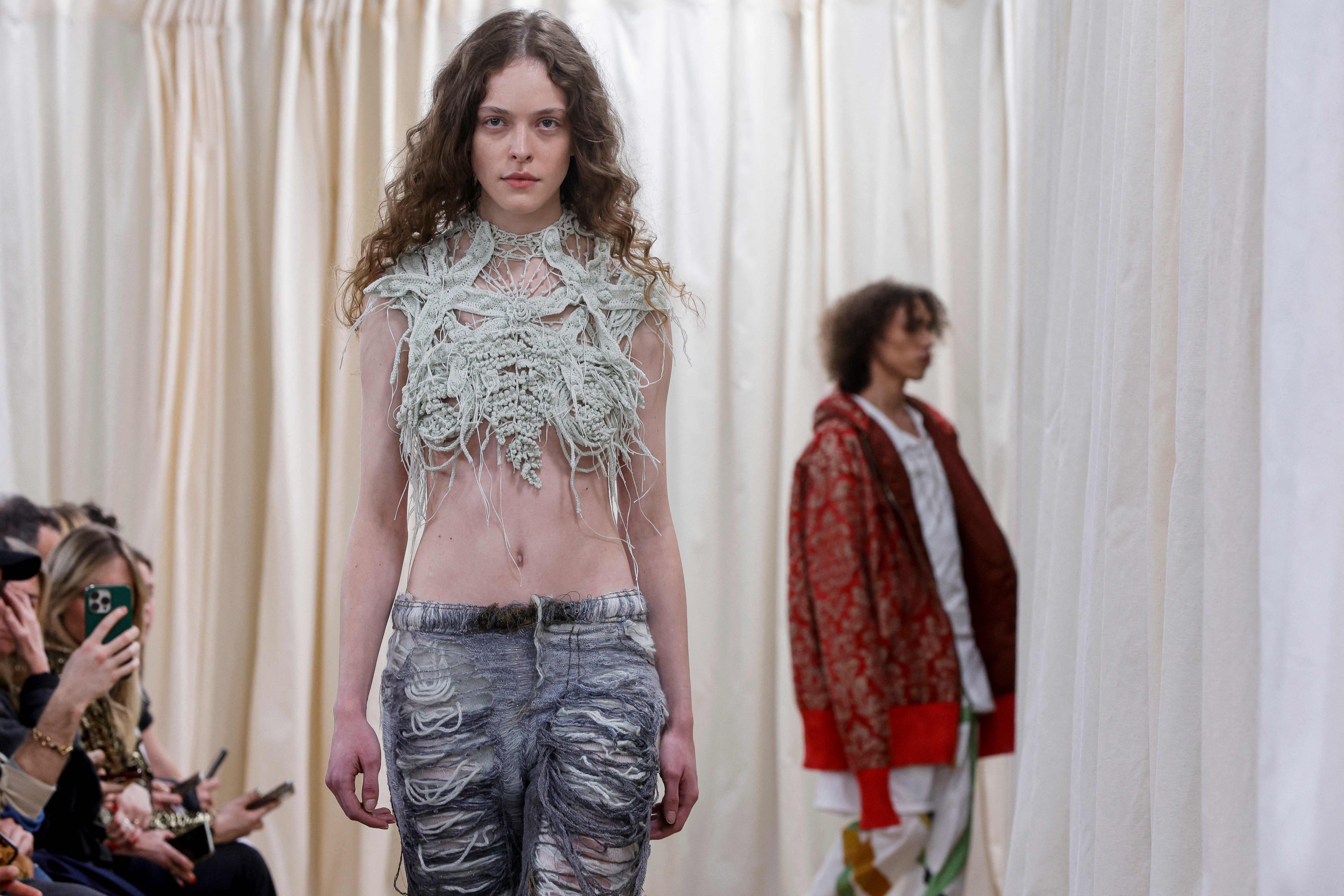 Paris Fashion Week: Jovens criadores abrem com roupas sustentáveis