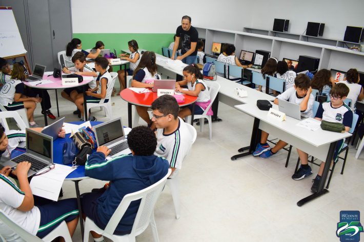 Sala de aula invertida: o que é e como funciona na prática