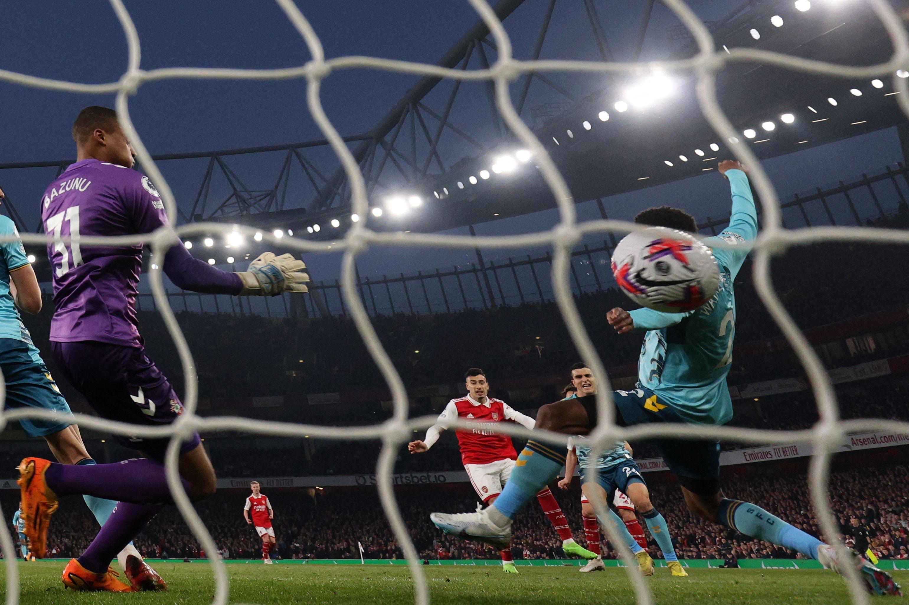 Arsenal tropeça, empata com lanterna e se complica na briga pelo título do  inglês - Esportes - R7 Futebol