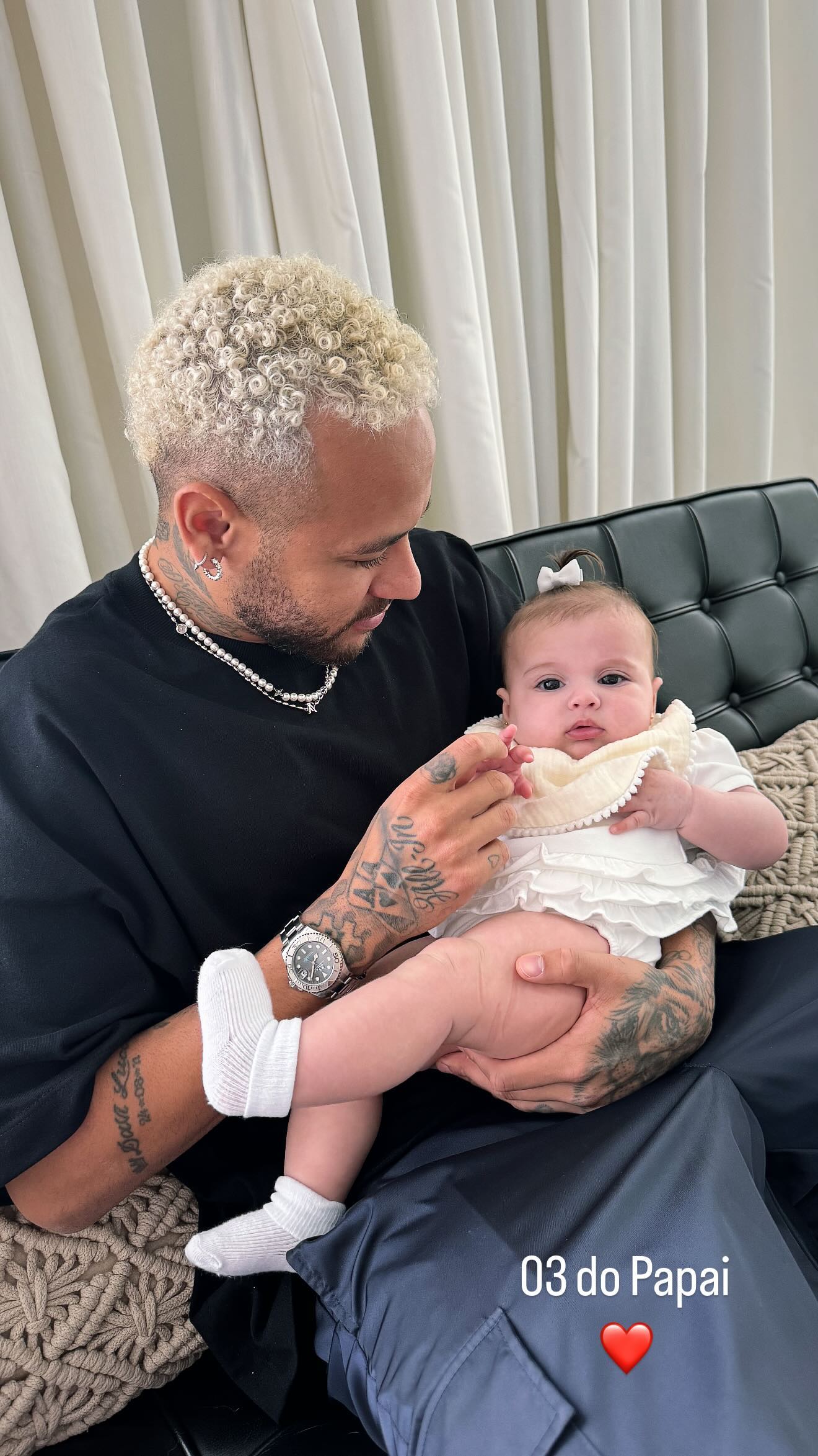 Neymar posta 1ª foto com a caçula Helena, de 4 meses: '03 do papai' -  Estadão