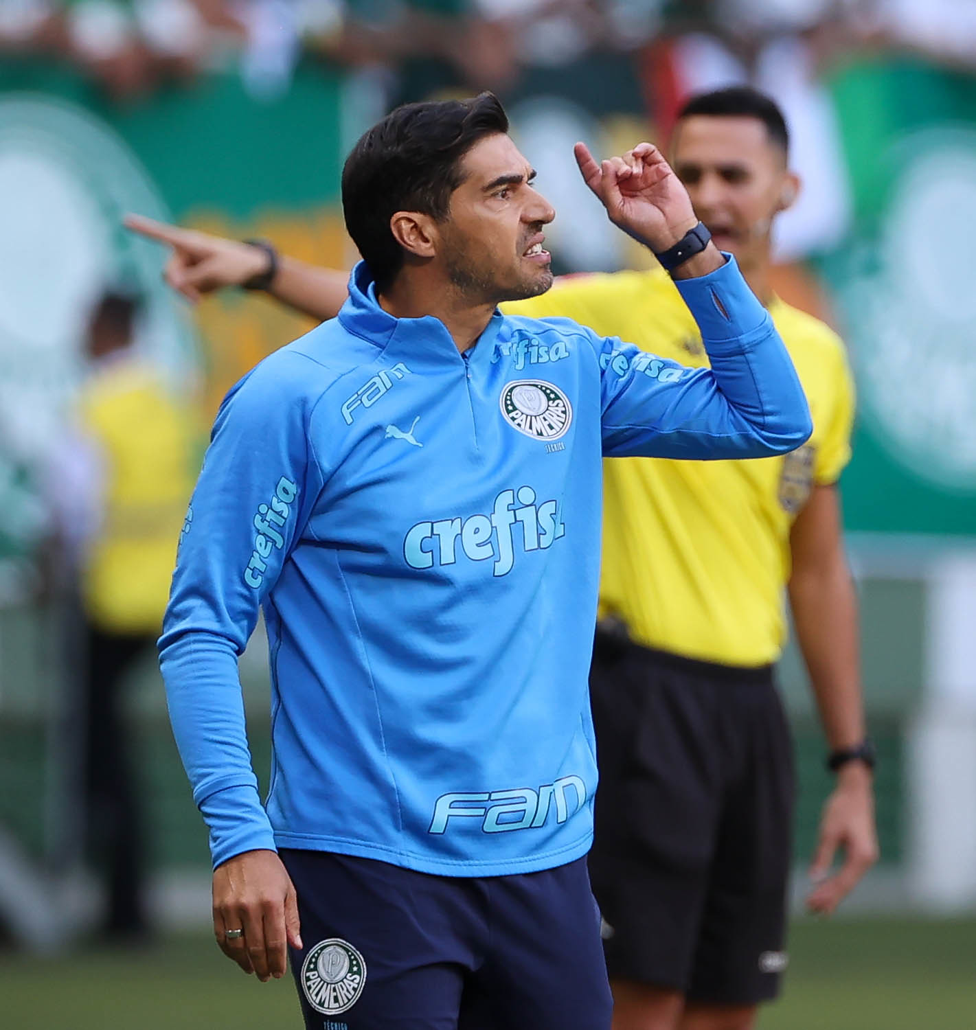 Auxiliar de Abel protesta contra arbitragem em Palmeiras x Corinthians - SBT