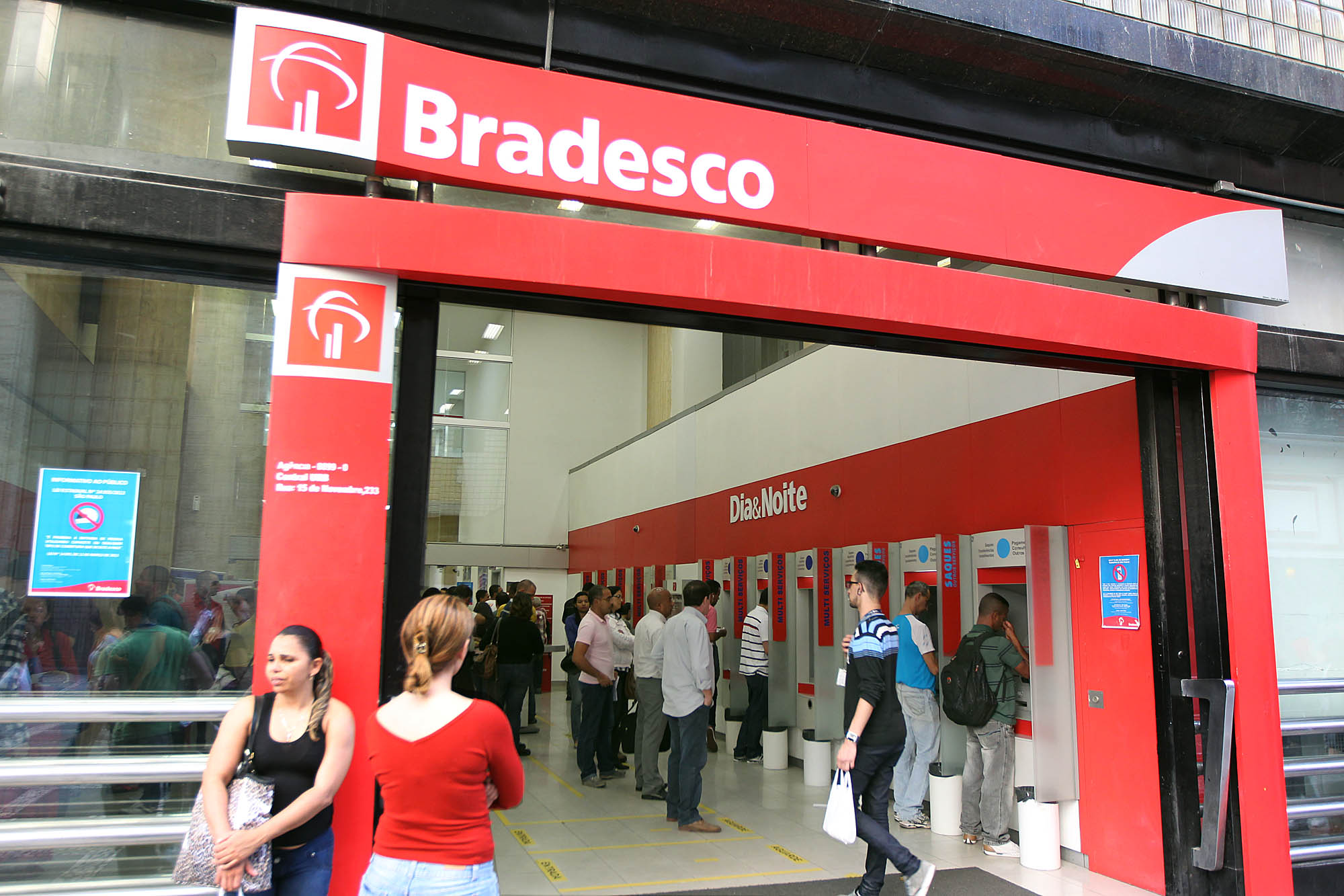 Bradesco disponibiliza serviço de depósito imediato na conta em caixas da  rede Banco24Horas 