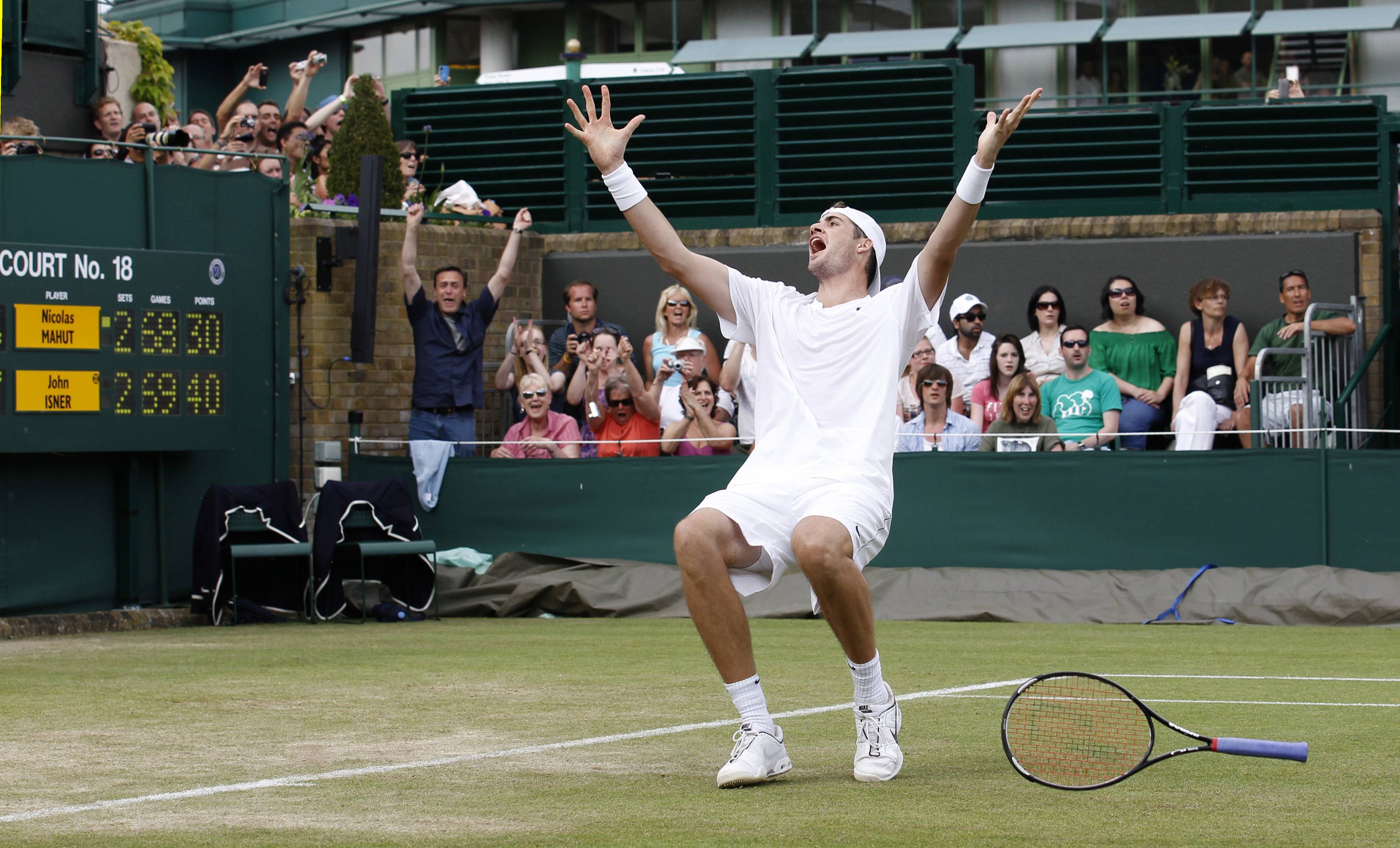 Após 11h05min, John Isner triunfa no jogo mais longo da história