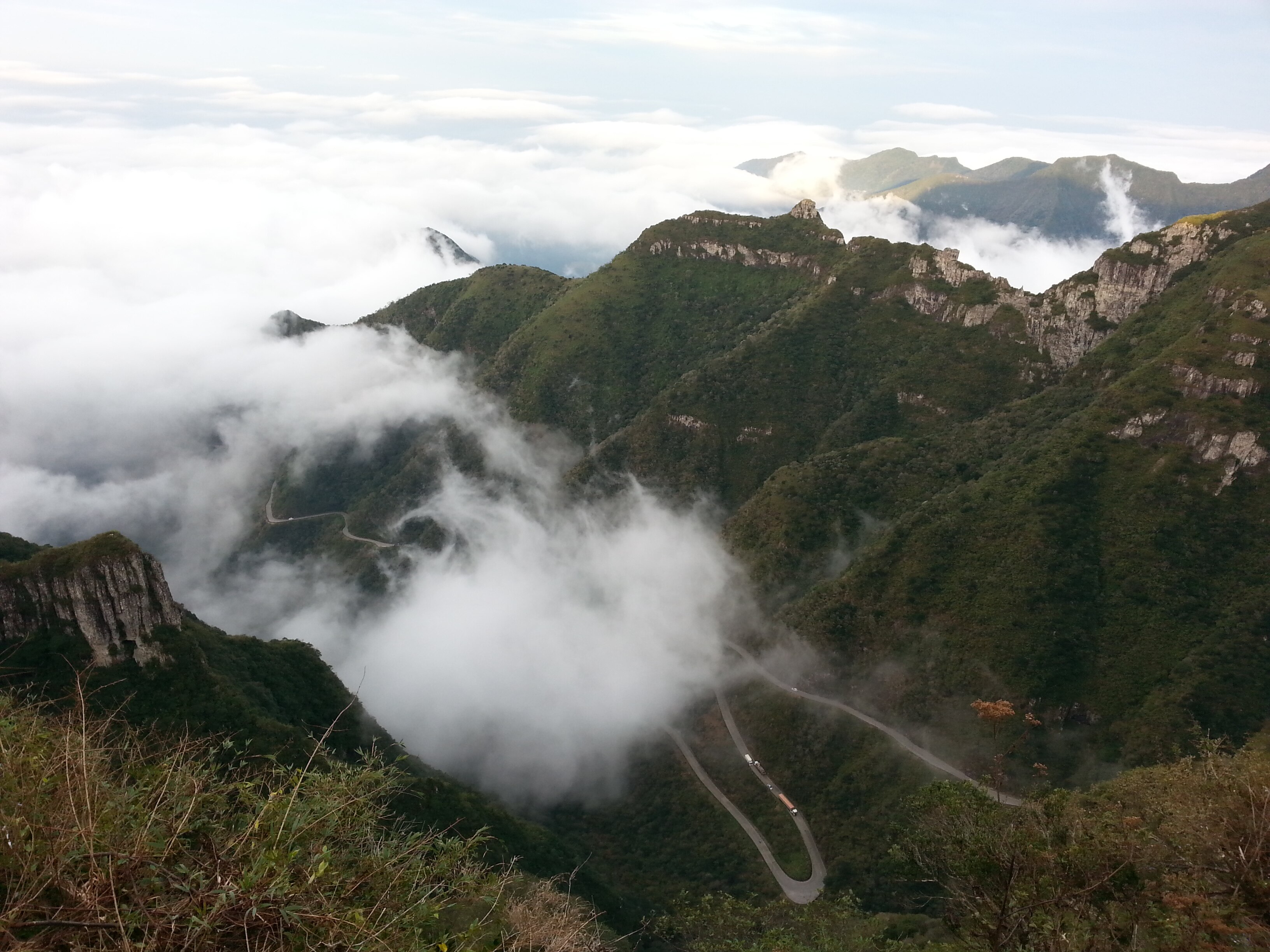 Um caminho acima e por entre as nuvens na Serra dos Órgãos - ((o))eco