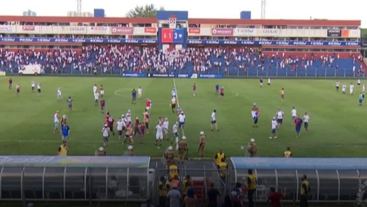 Tribuna do Paraná distribui minicraques da seleção brasileira