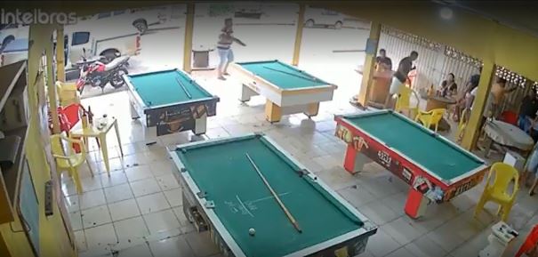 Homem esfaqueia parceiro de sinuca em bar e tem que ser contido; veja vídeo  - Nacional - Estado de Minas