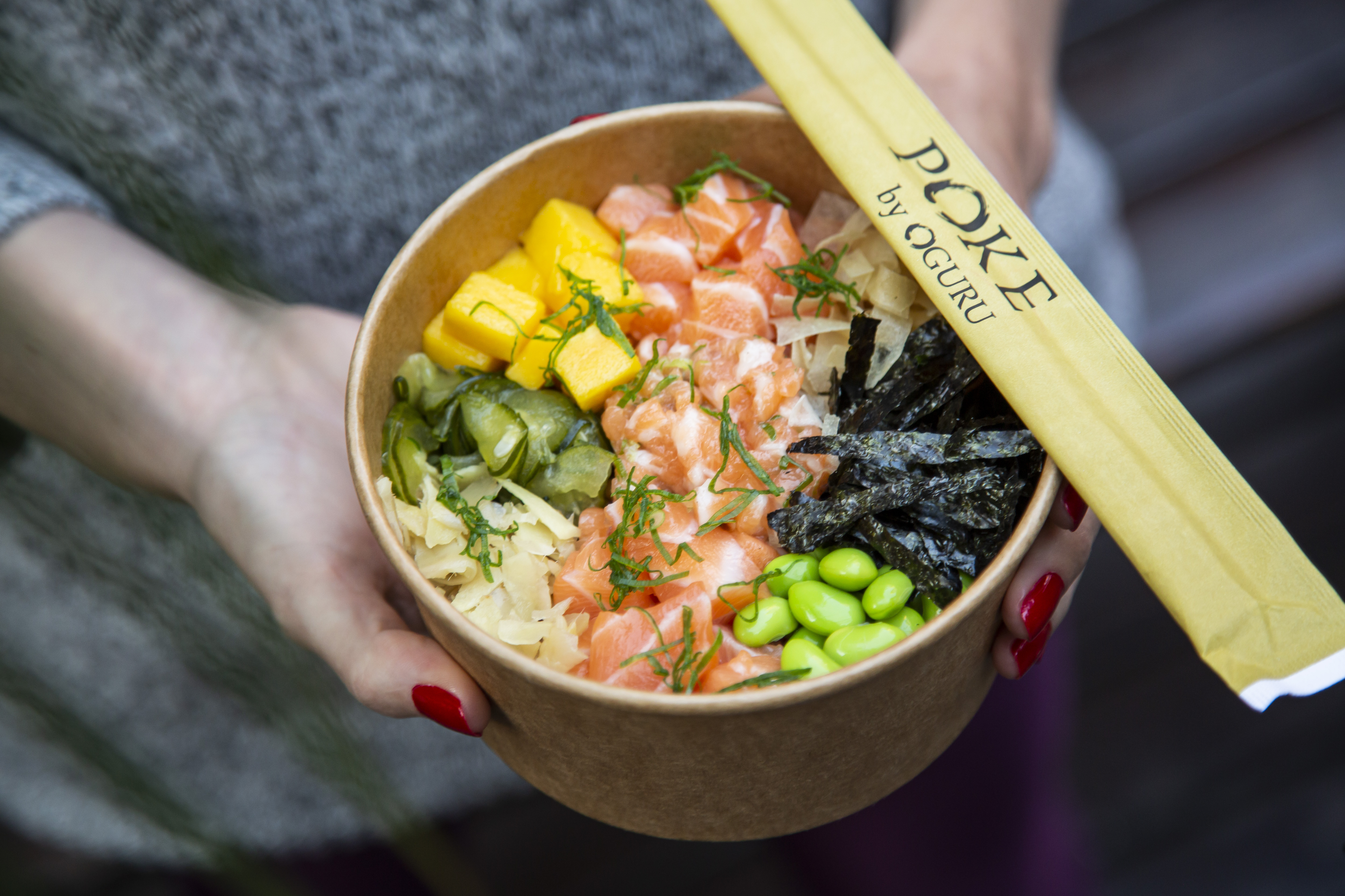 Poke de salmão e arroz japonês