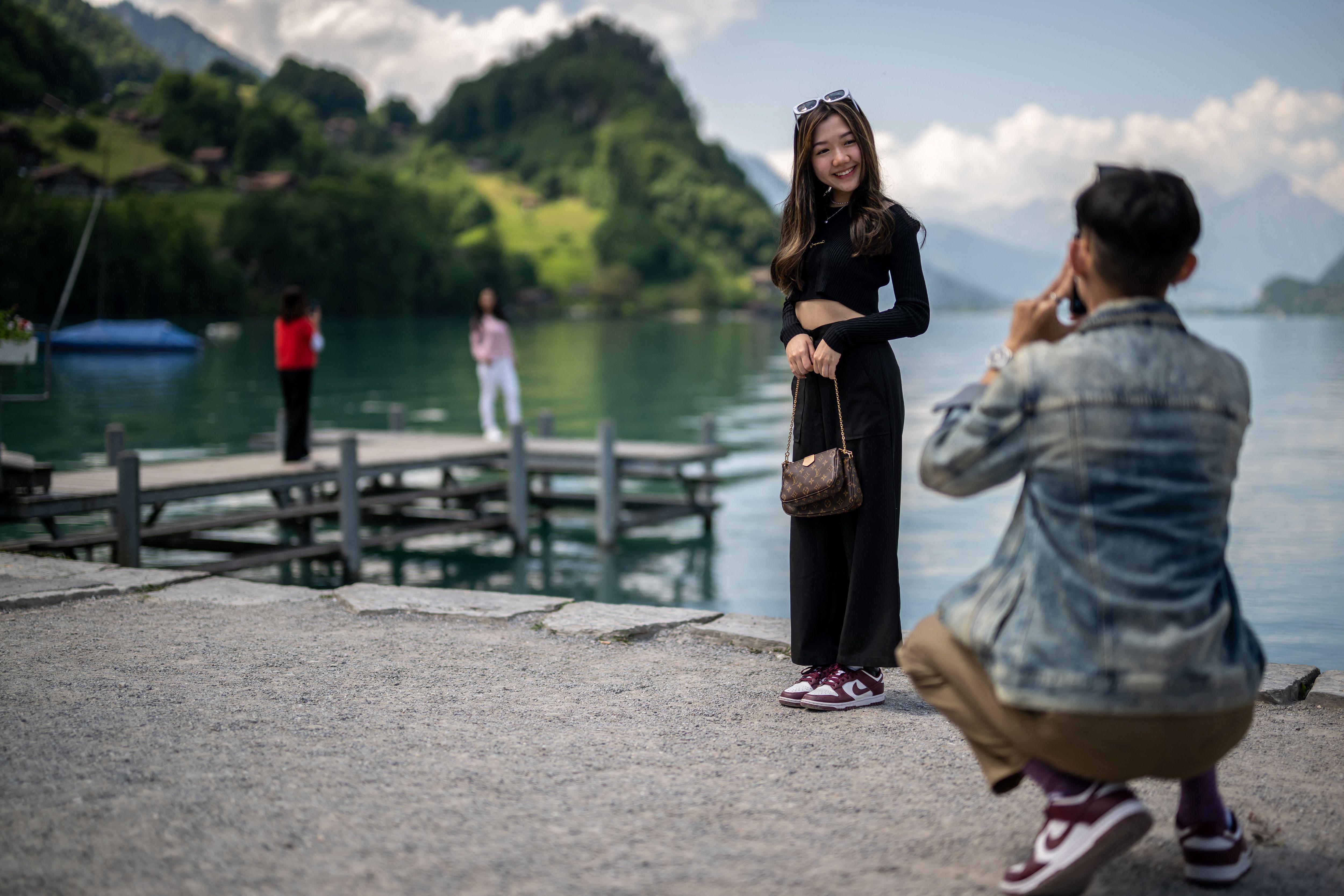 Aumento de turistas por conta de série sul-coreana faz pequena cidade suíça  cobrar pedágio para foto