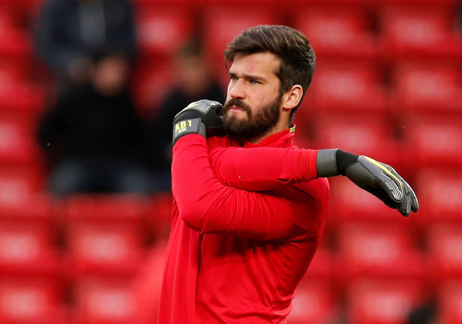 Alisson recebe troféu de melhor goleiro do mundo em cerimônia da Bola de  Ouro