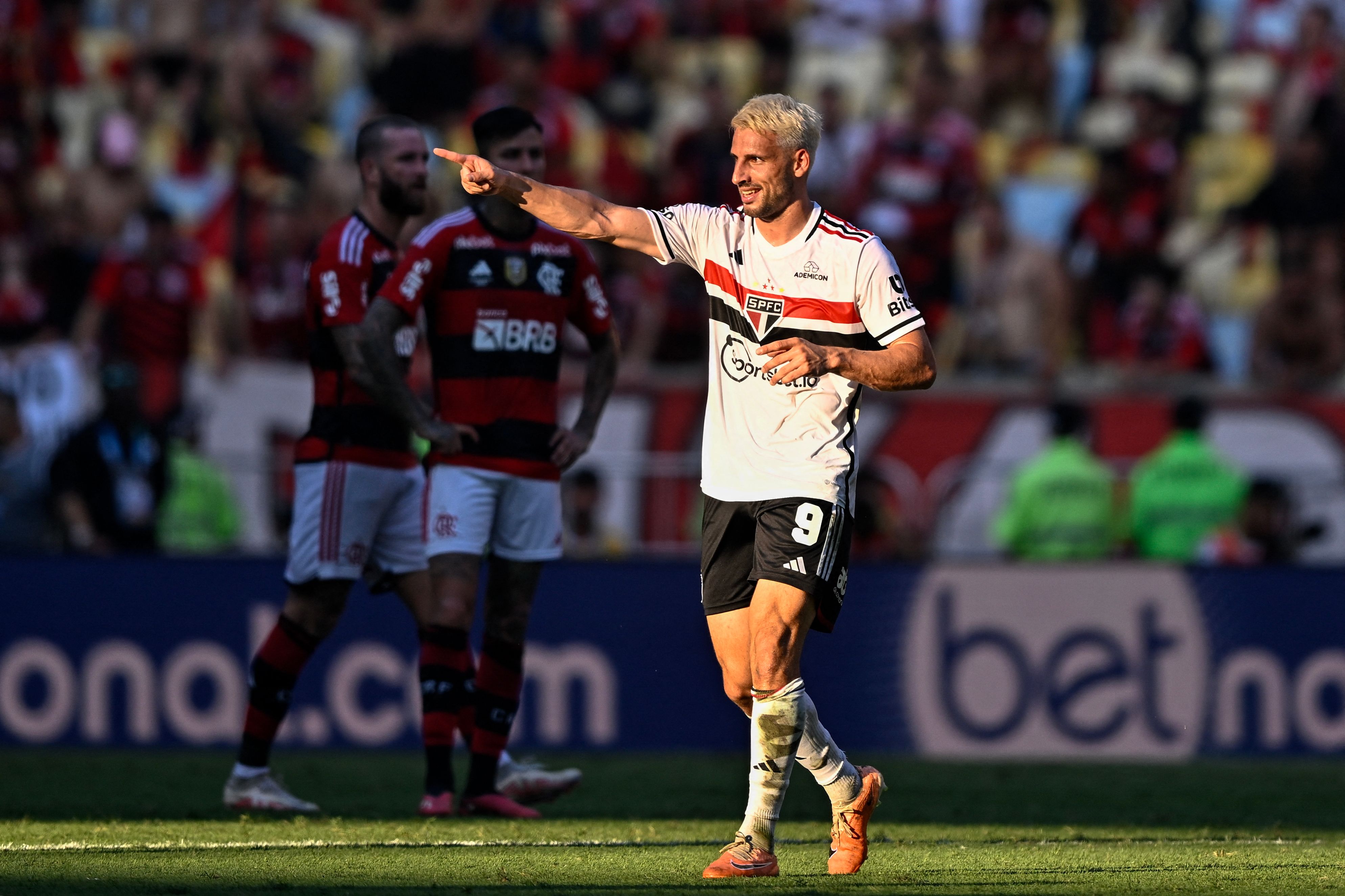 Calleri avalia adiar cirurgia para ajudar São Paulo no Brasileirão