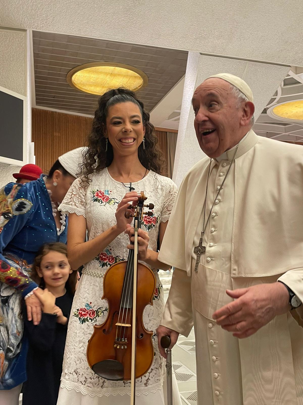 Aniversário do Papa Francisco tem apresentação de violinista brasileira