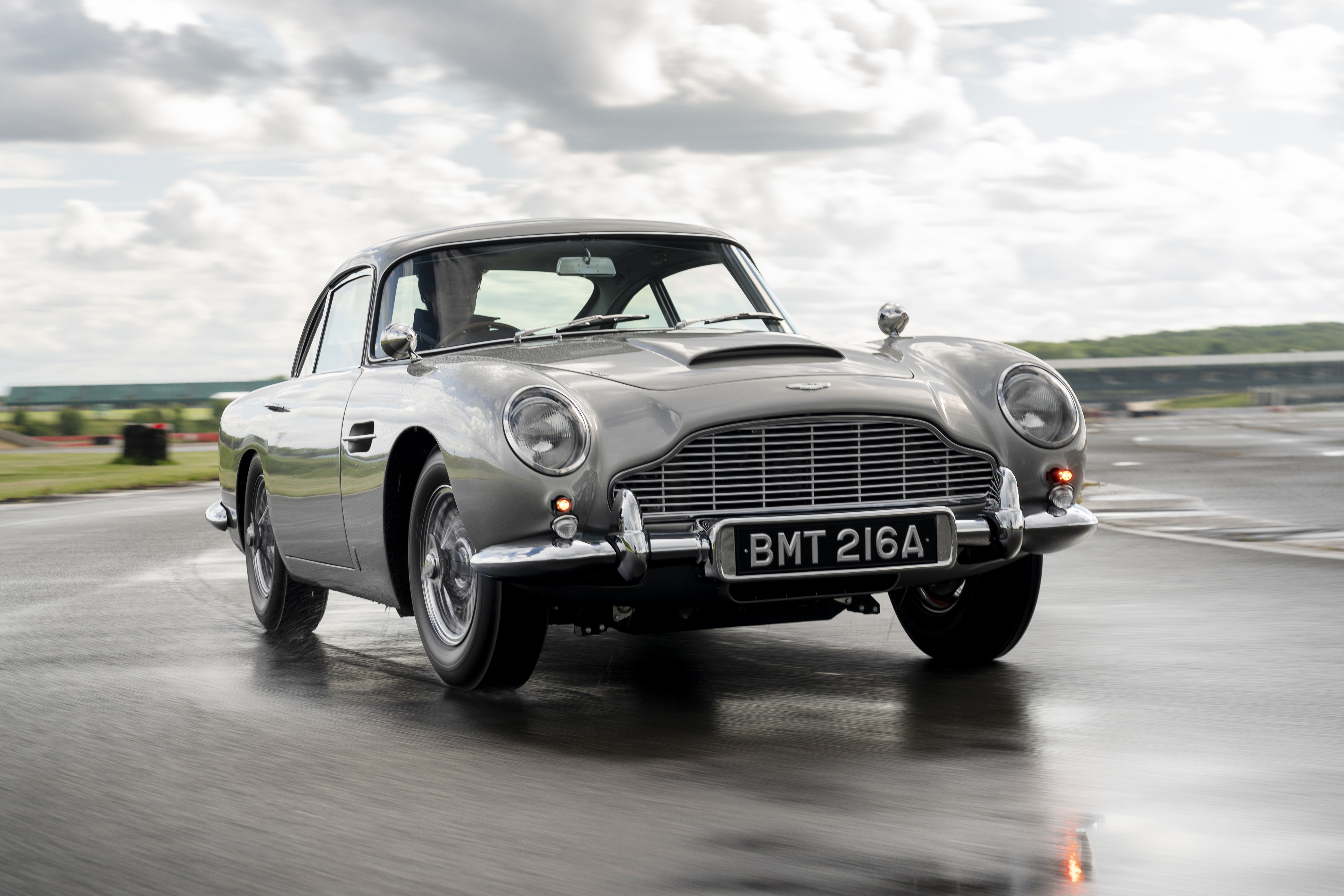 Aston Martin retoma produção do DB5 ''Goldfinger' do James Bond
