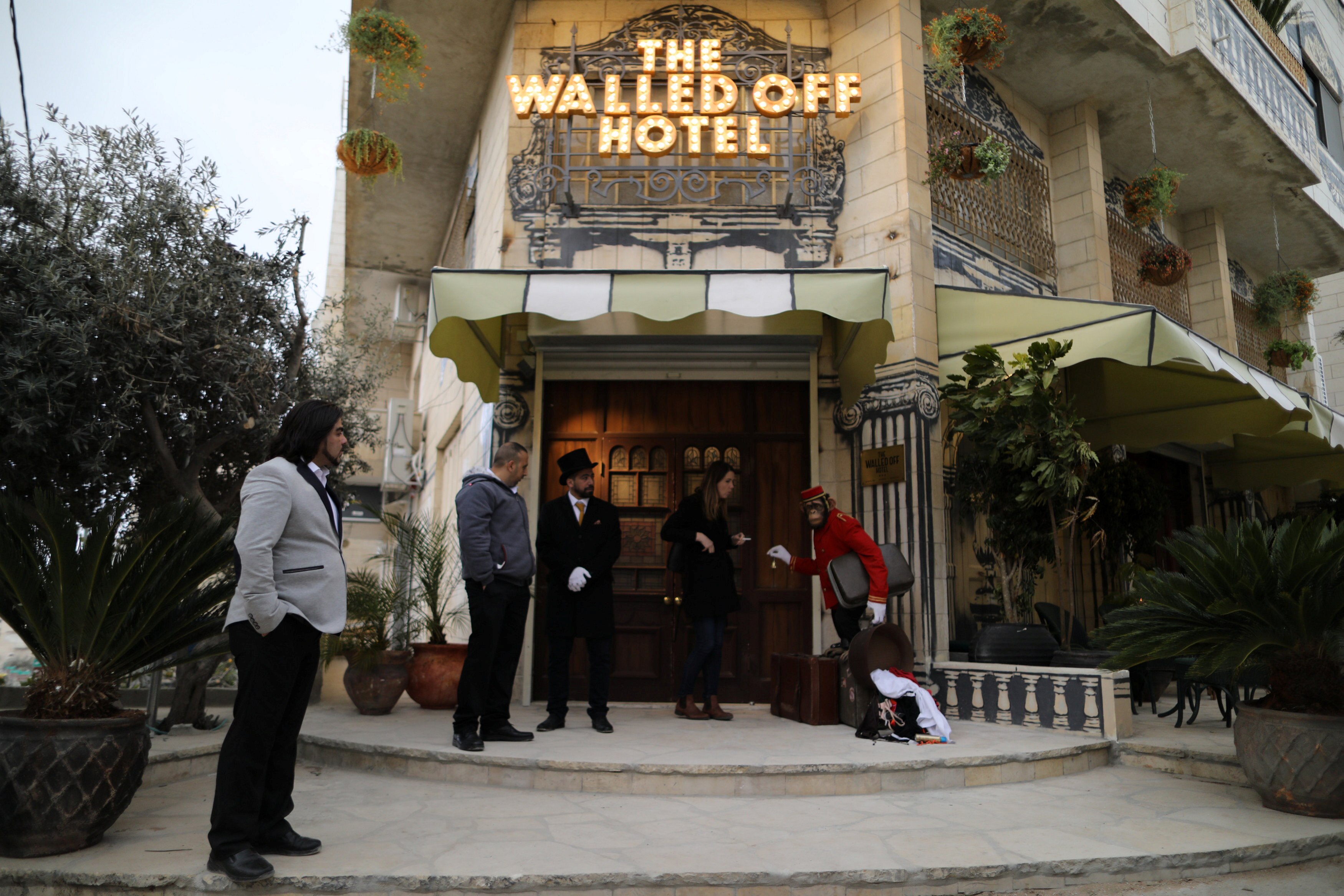 Artista Banksy abre hotel em frente ao muro israelense na