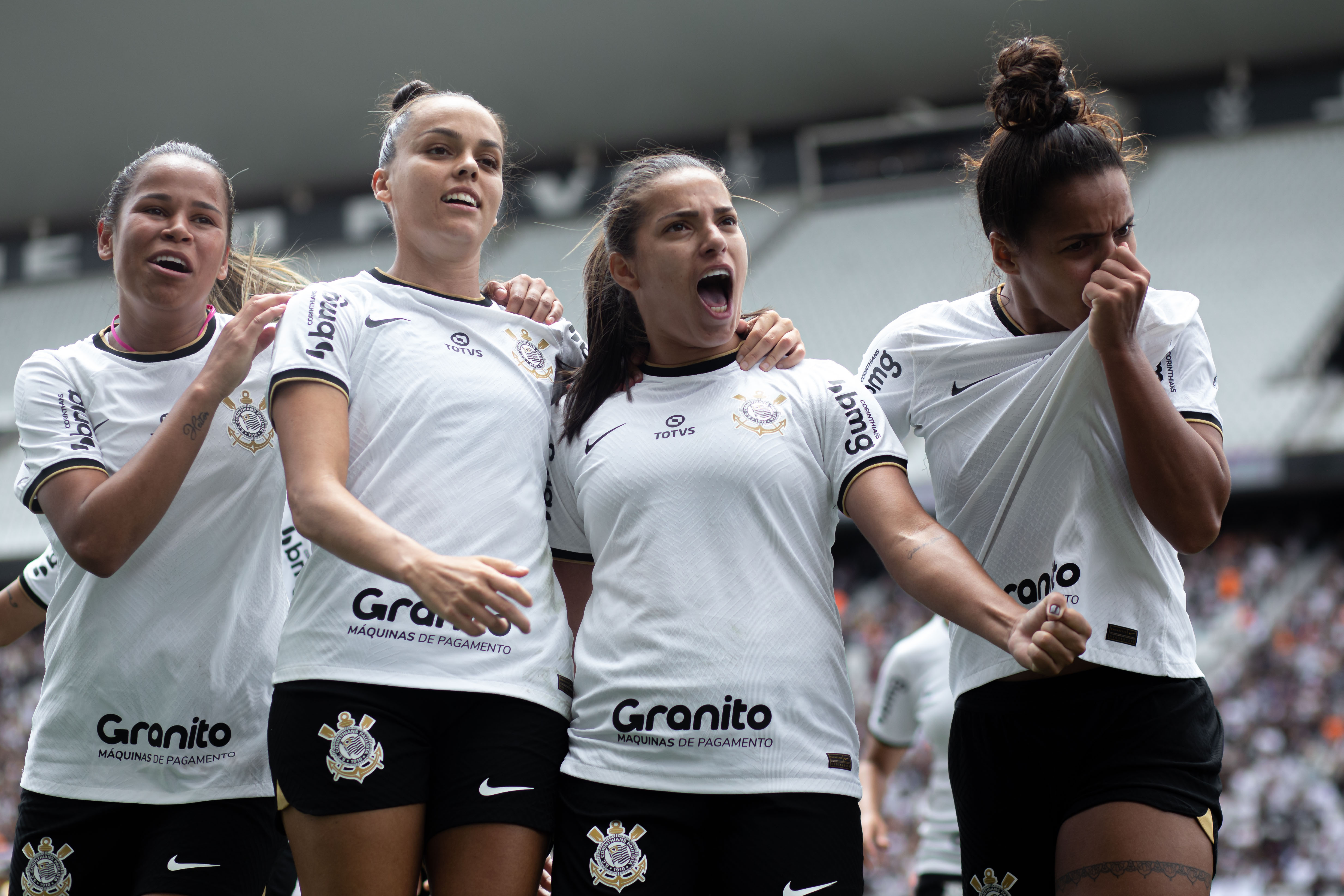 Corinthians doará renda do time feminino às vítimas das chuvas, mas torcida  cobra: 'Por que não do masculino?