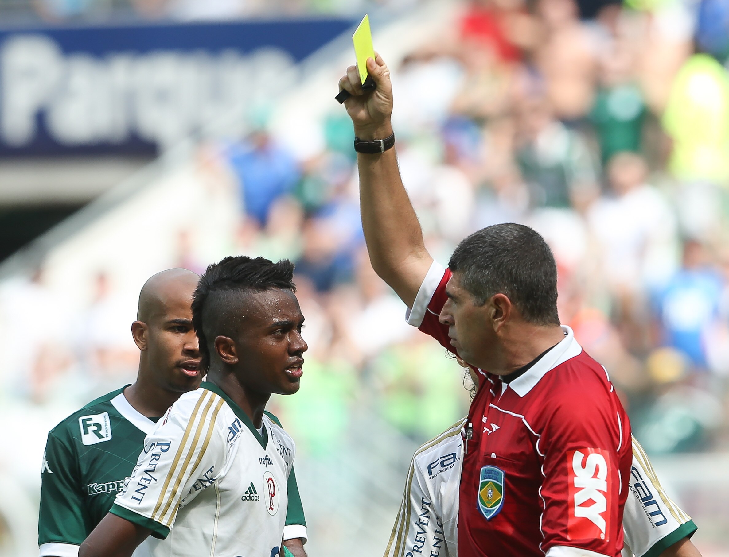 Após rigor na Copa do Mundo, arbitragem faz 'média' na Supercopa