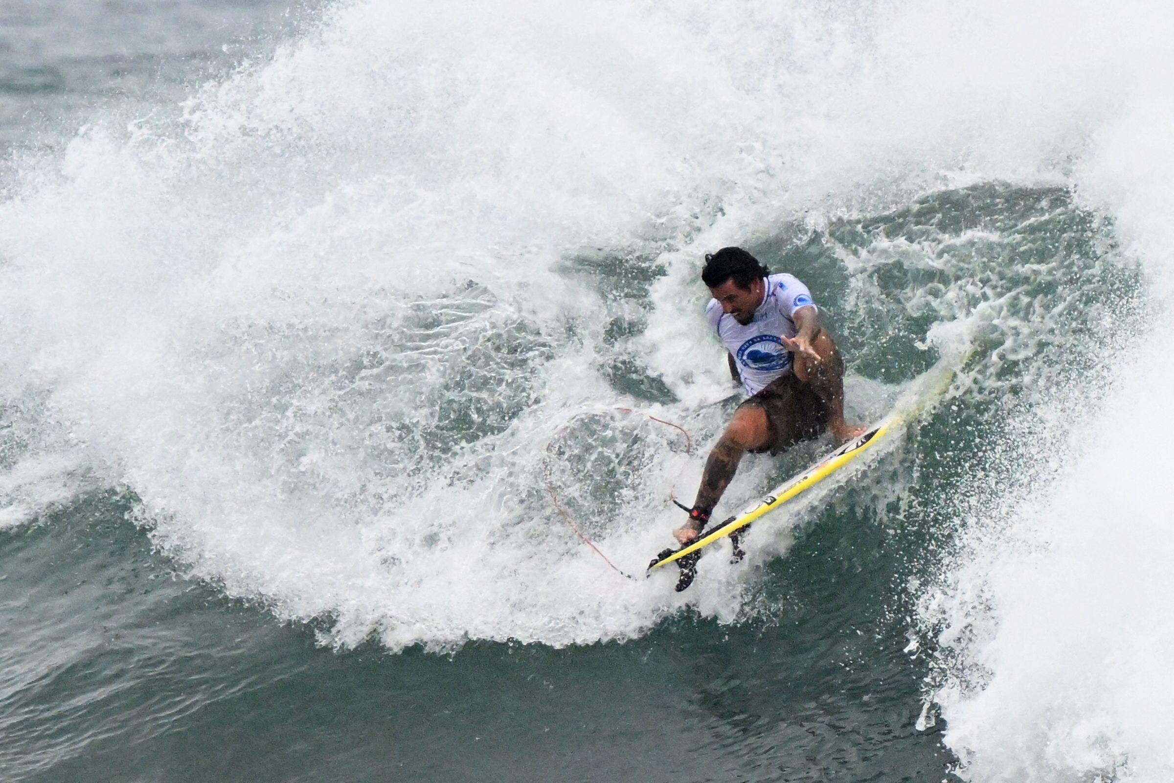 Filipe Toledo vence Italo e é campeão mundial de surfe pela 1ª vez