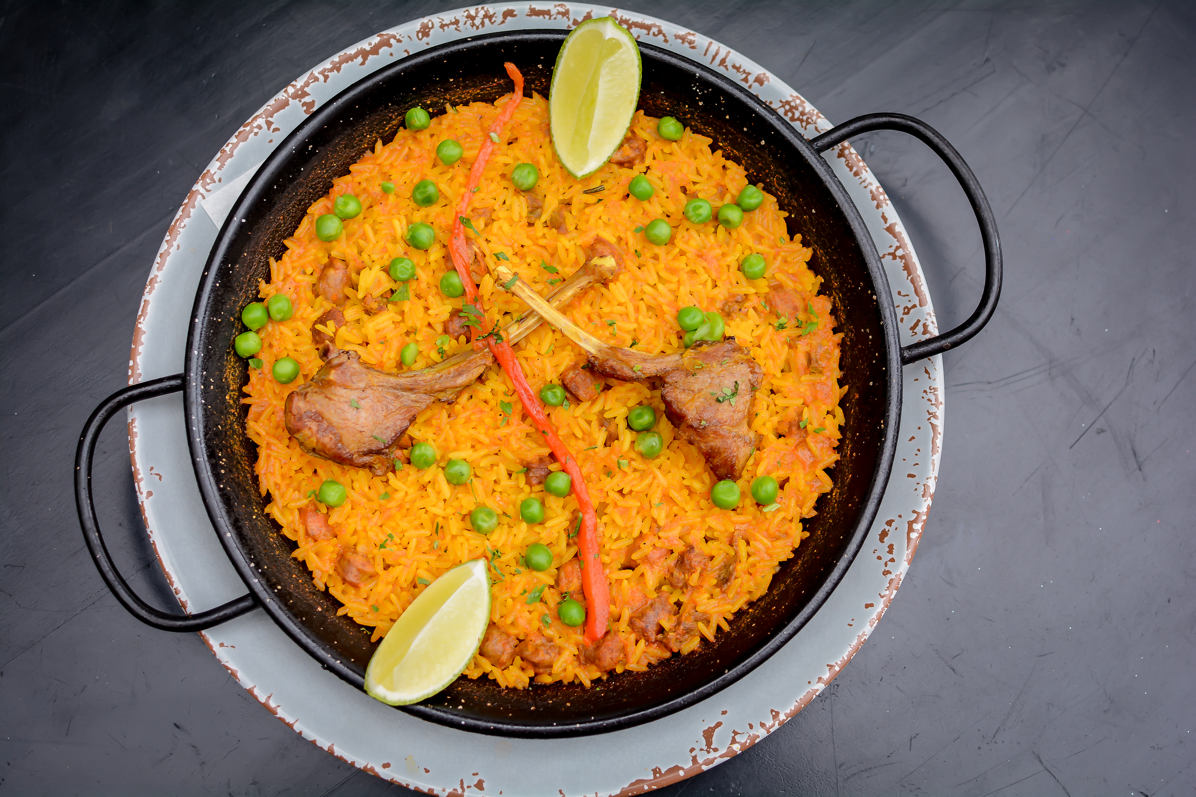 Venga! - Pouco conhecido aqui no Brasil, o Fideuá é um prato espanhol muito  parecido com a paella, e que leva, no lugar do arroz, uma massa especial.  Toda quarta feira, no