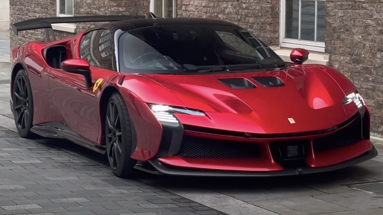 Primeira Ferrari SF90 XX Stradale causa comoção em Londres - Estadão