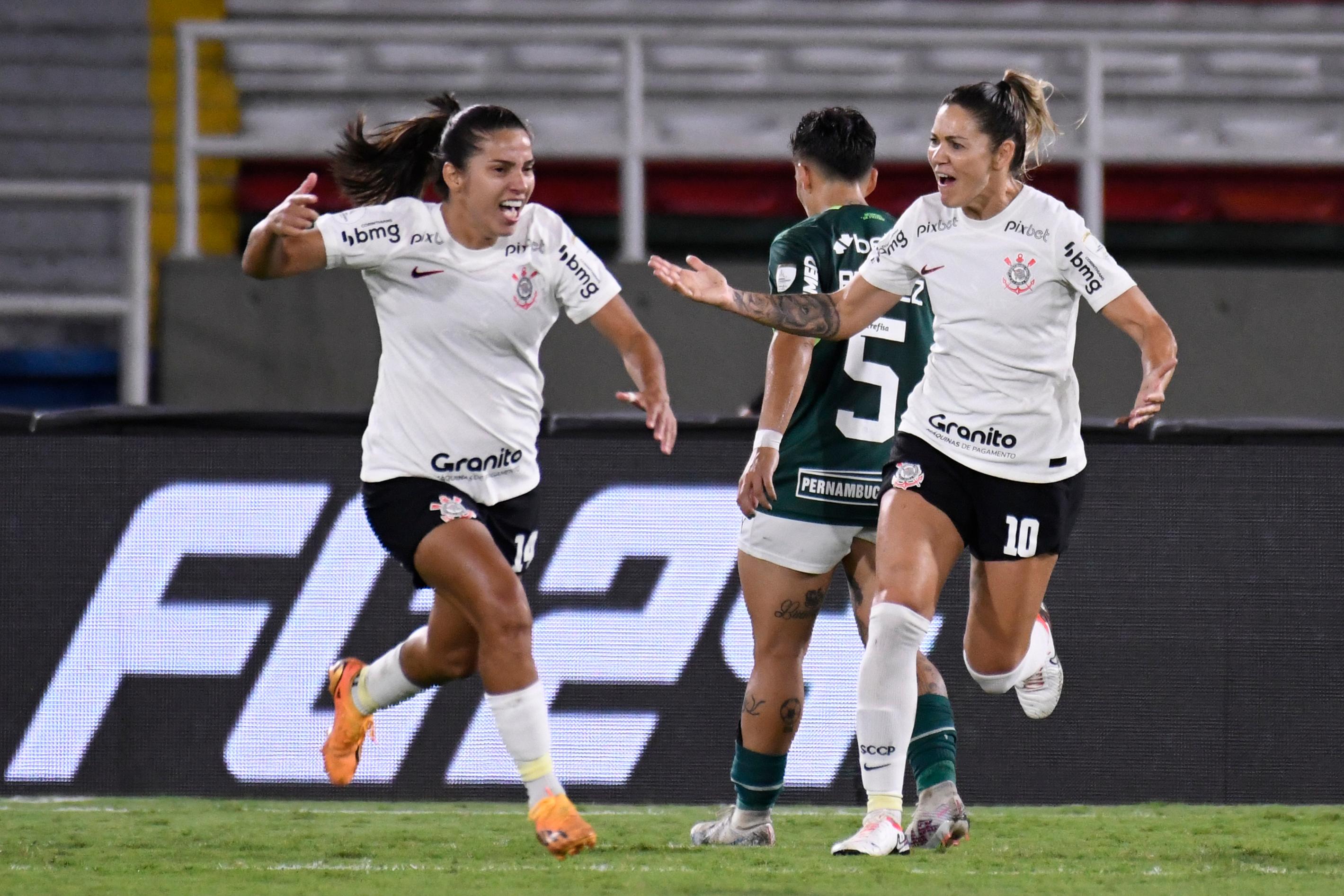 Corinthians abre o placar na final da Libertadores contra o Palmeiras