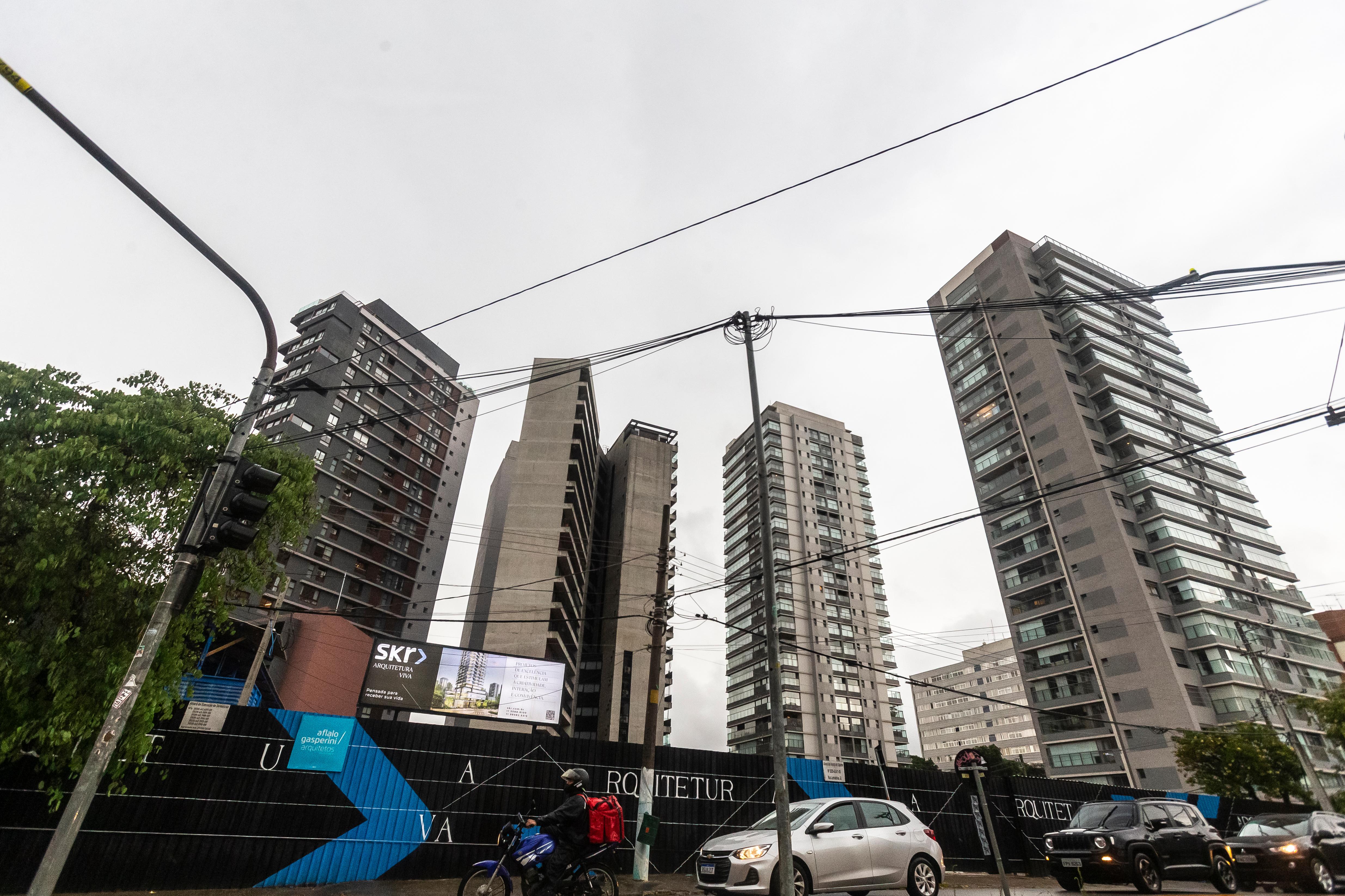 Estacionamento clandestino de caminhões segue funcionando em terreno da  Prefeitura de São Paulo, São Paulo
