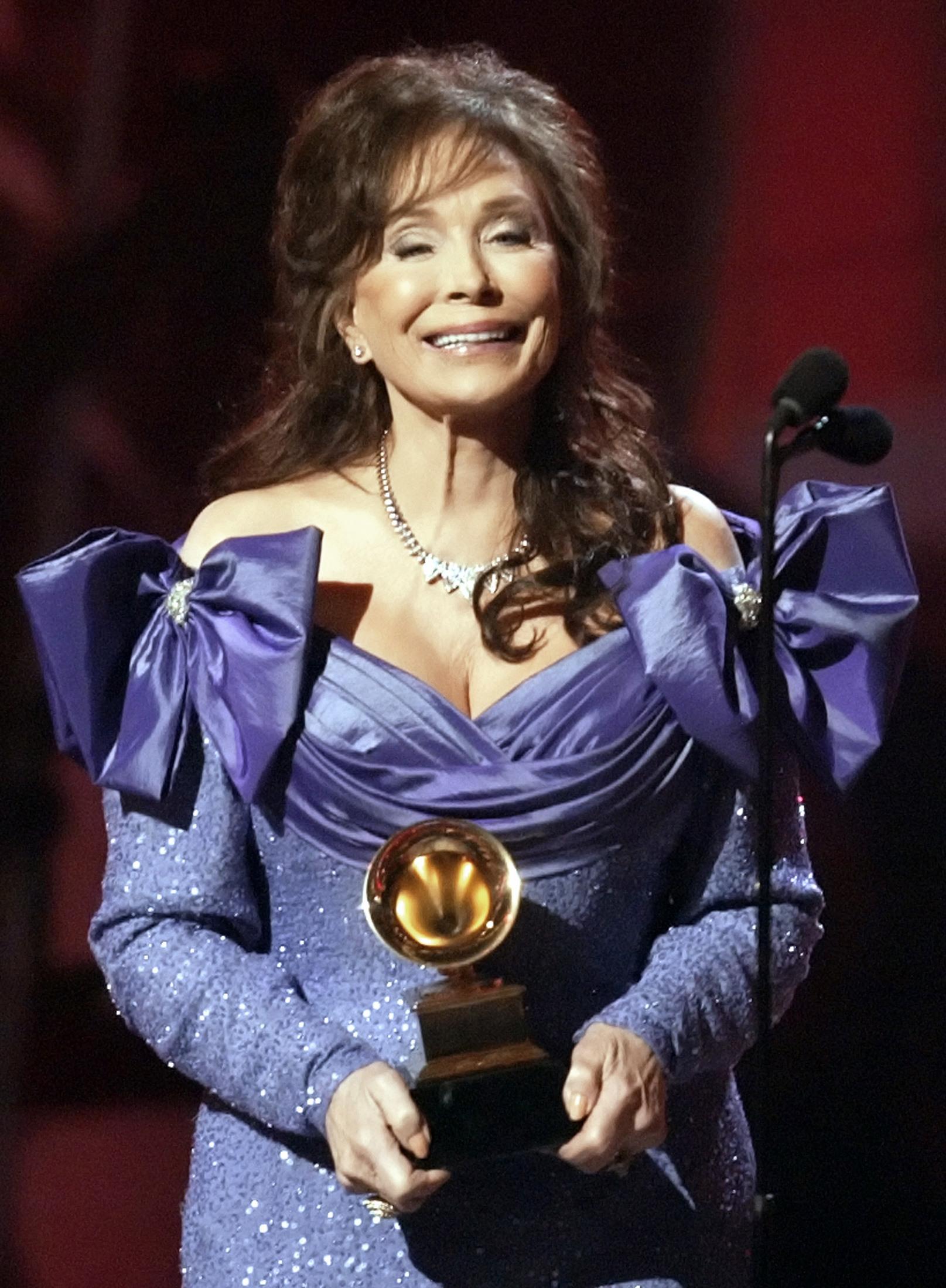 Mundo dá adeus a Loretta Lynn, 90, a voz da mulher na música country -  Cultura - Estado de Minas