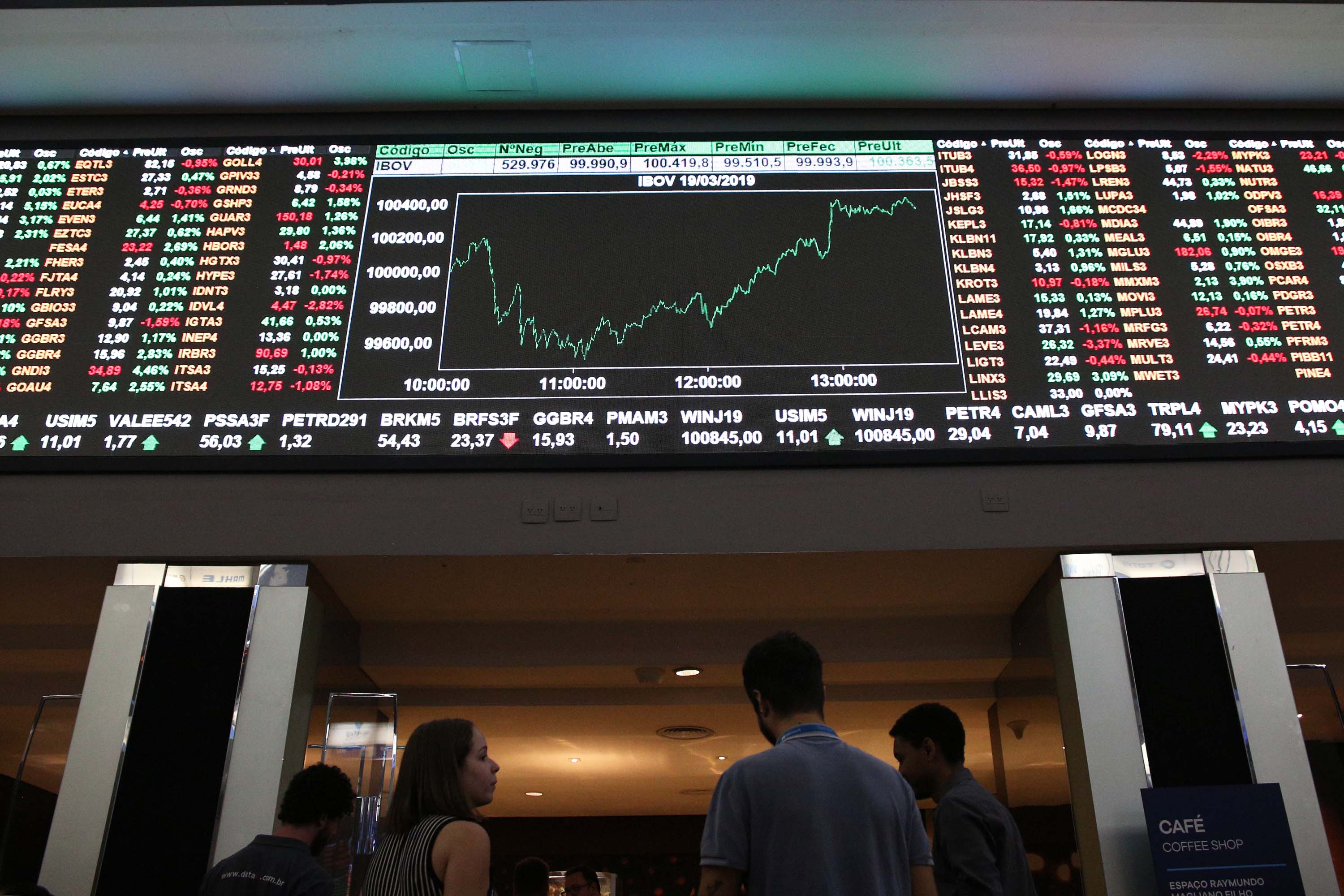 D&oacute;lar alcan&ccedil;a maior valor em dois meses e Bolsa cai em semana de elei&ccedil;&atilde;o e  com cen&aacute;rio externo ruim