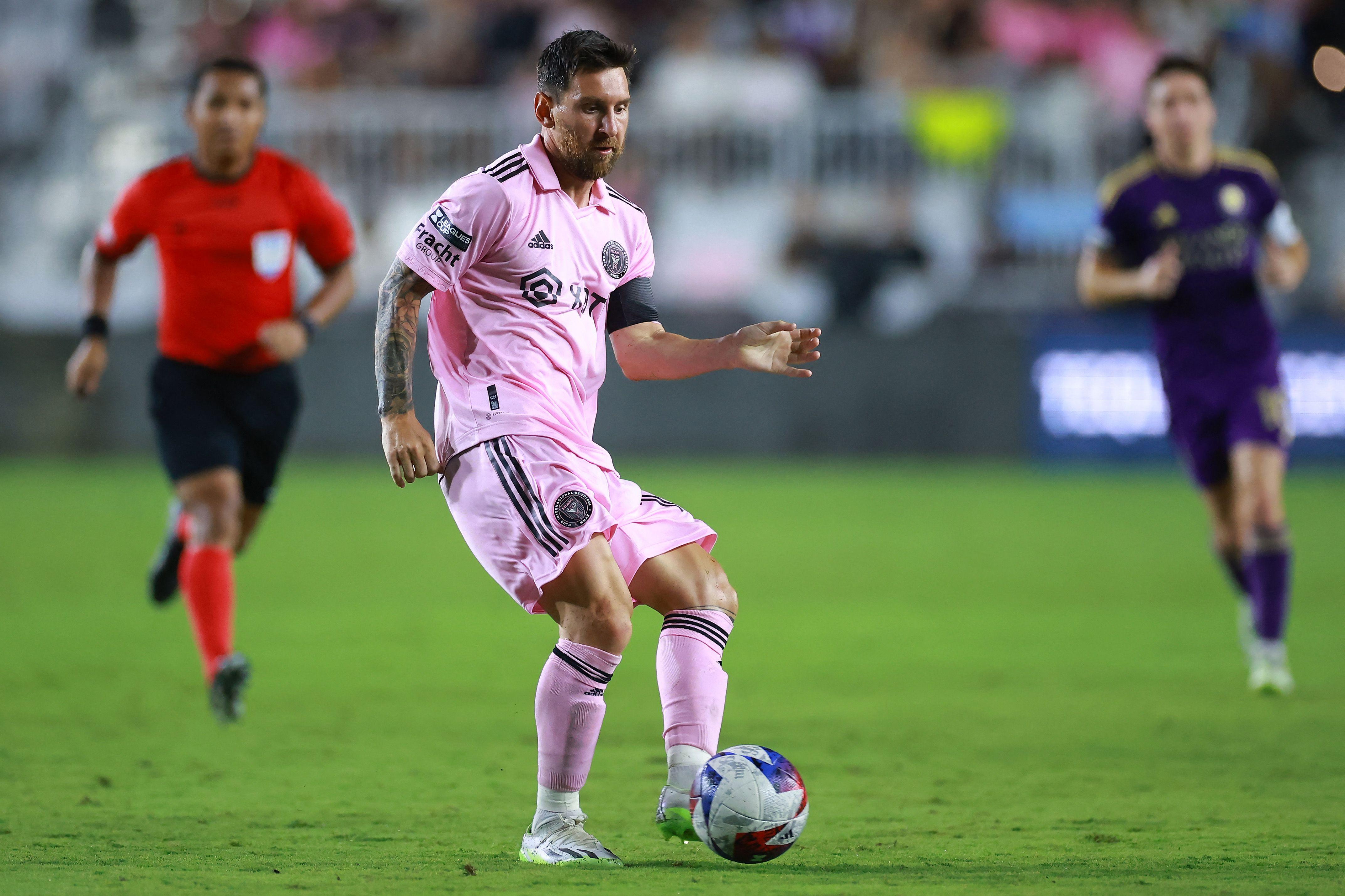 FOTO: Federação Mexicana de Futebol lança bola rosa