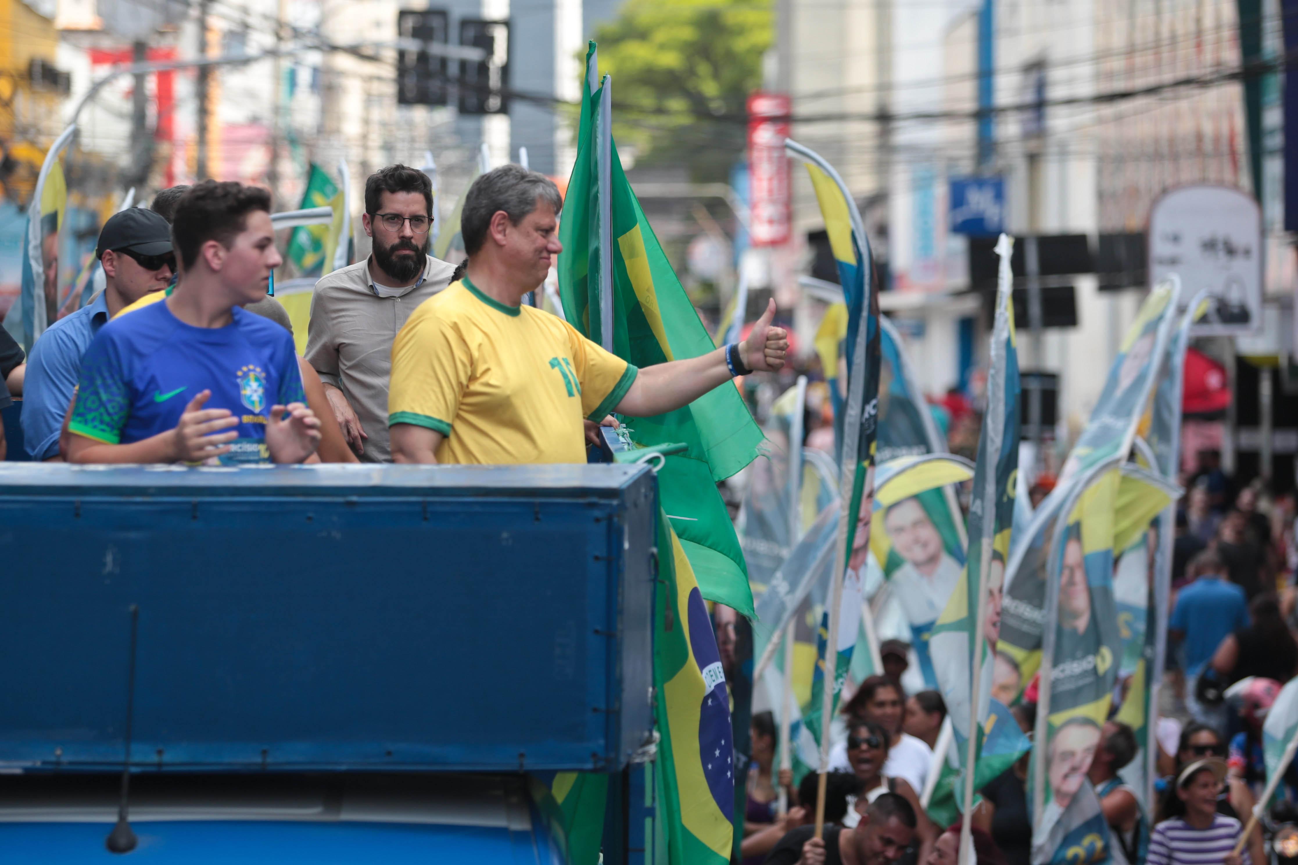 Ipec indica empate técnico em SP: Tarcísio tem 46%, e Haddad, 43