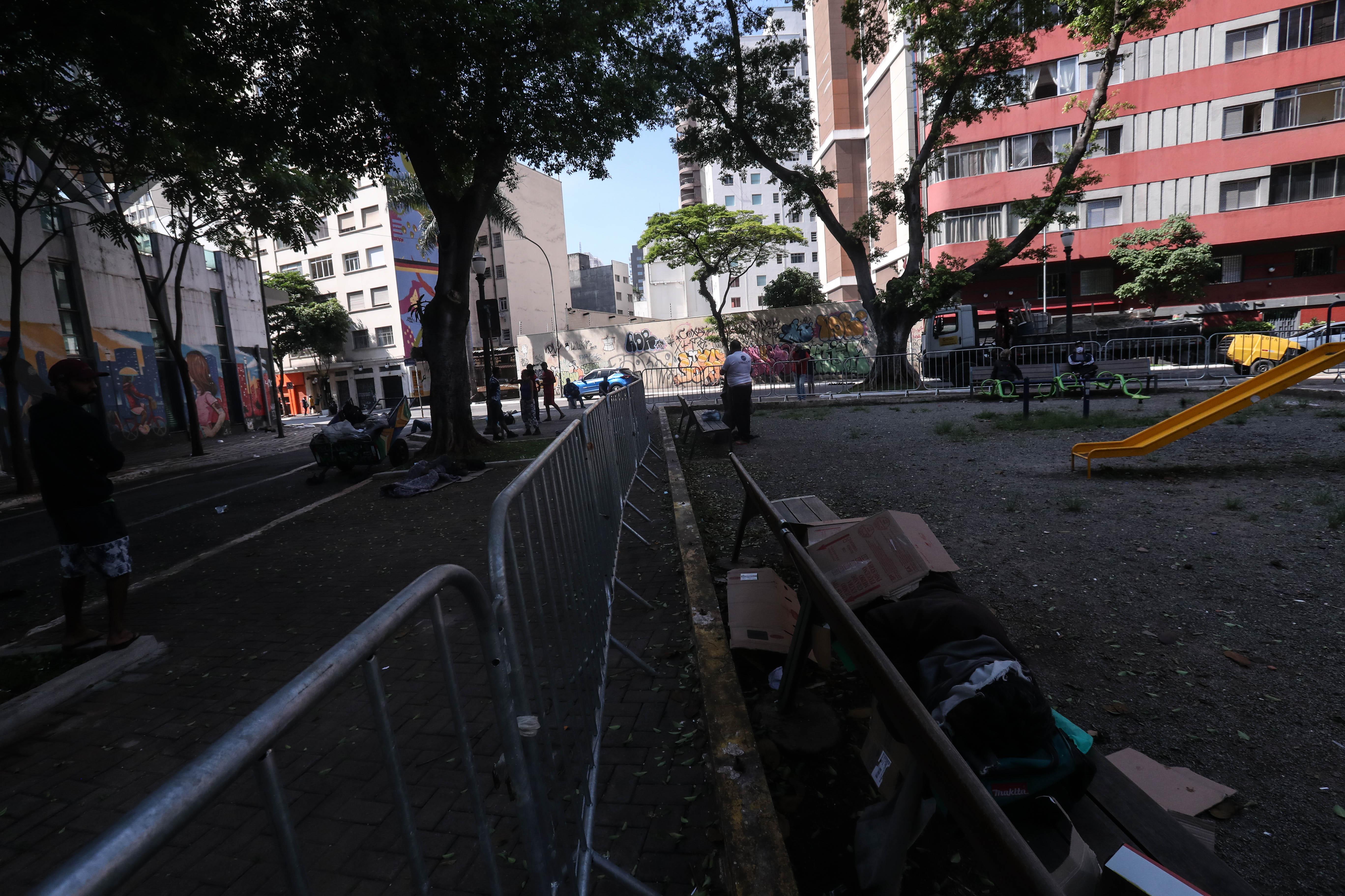 Prefeitura de SP cerca Praça da Sé com grades em meio a aumento de casos de  violência